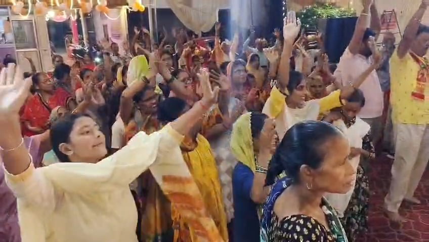 चौक स्थित क्षत्रिय धर्मशाला में पूजन करते श्रद्धालु। स्रोत: आयोजक चौक स्थित क्षत्रिय धर्मशाला में पूजन करते श्रद्धालु। स्रोत: आयोजक