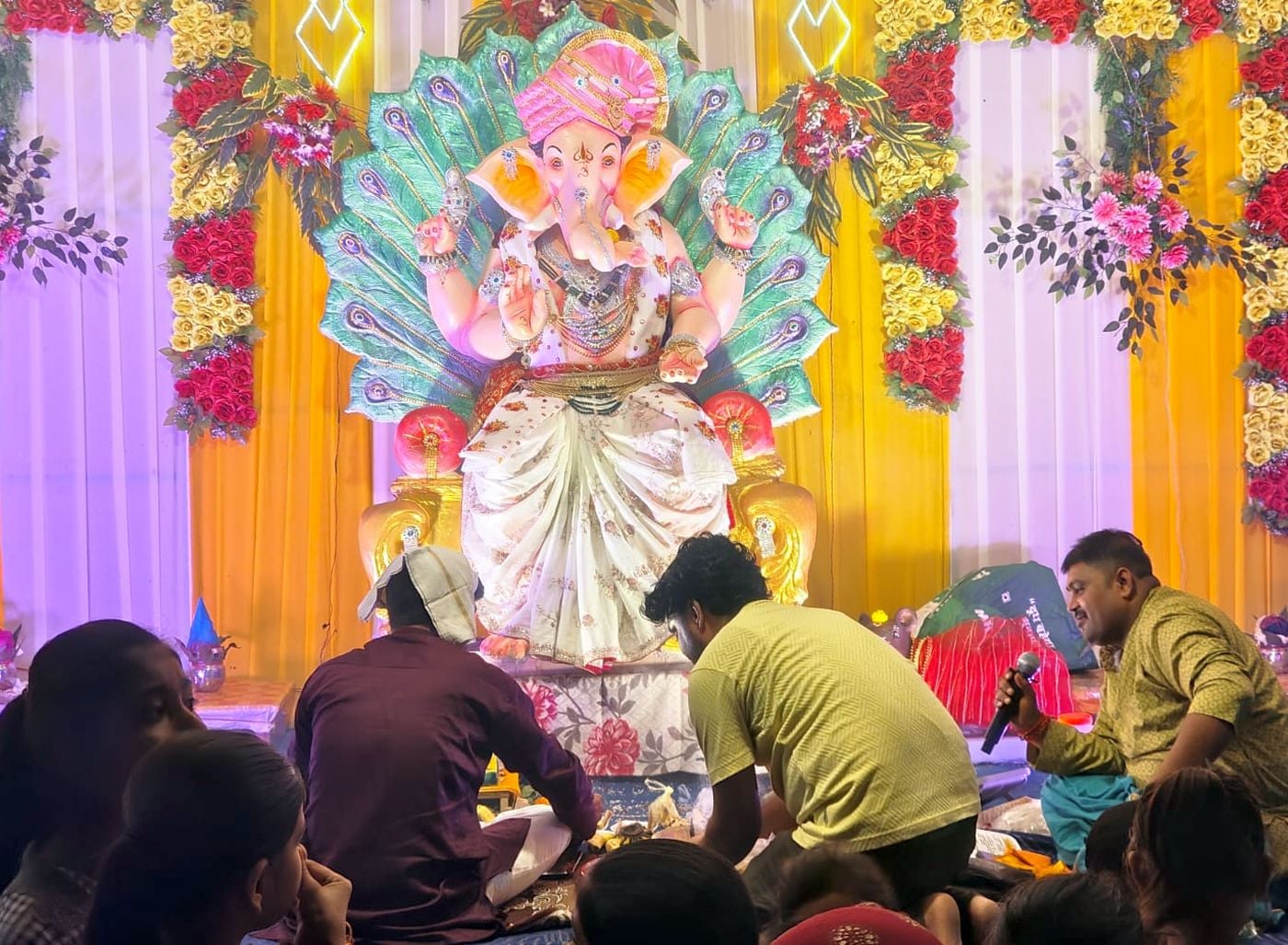 फोटो 18 एमएएचपी 05 परिचय-कस्बा खरेला में घर पर स्थापित गणेश प्रतिमा की पूजा-अर्चना करतीं महिलाए फोटो 18 एमएएचपी 05 परिचय-कस्बा खरेला में घर पर स्थापित गणेश प्रतिमा की पूजा-अर्चना करतीं महिलाए