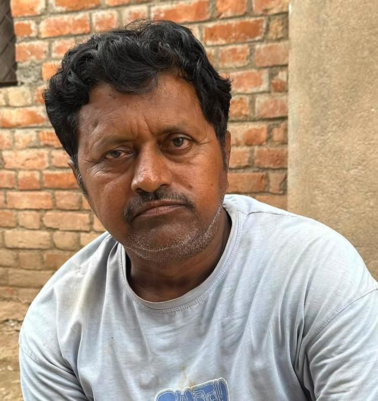 फोटो 19 एचएएमपी 05- कुरारा क्षेत्र के जखेला गांव में धान की फसल में कीटनाशक का छिड़काव करता किसा फोटो 19 एचएएमपी 05- कुरारा क्षेत्र के जखेला गांव में धान की फसल में कीटनाशक का छिड़काव करता किसा