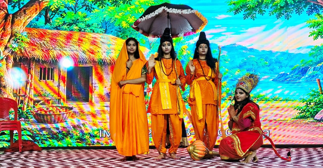 फोटो-24- गणेश भवन में आयोजित भजन संध्या में प्रस्तुति देतीं शर्मिला पांडेय। संवाद फोटो-24- गणेश भवन में आयोजित भजन संध्या में प्रस्तुति देतीं शर्मिला पांडेय। संवाद