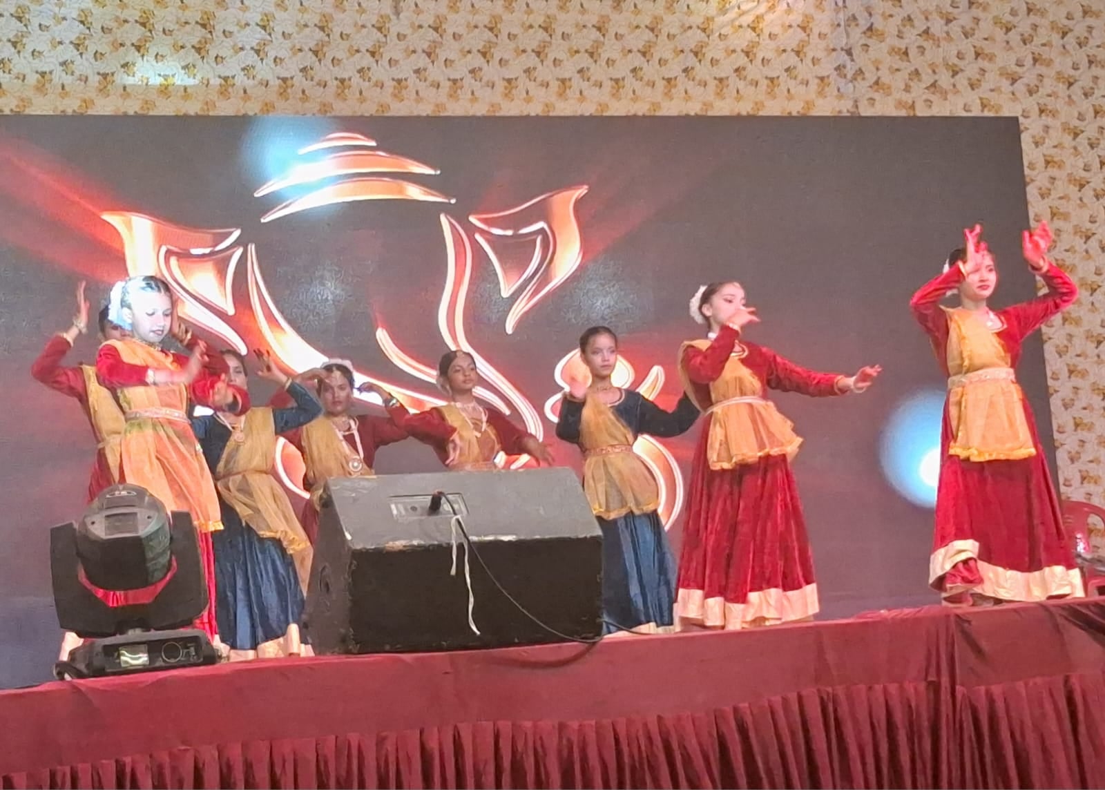 फोटो-24- गणेश भवन में आयोजित भजन संध्या में प्रस्तुति देतीं शर्मिला पांडेय। संवाद फोटो-24- गणेश भवन में आयोजित भजन संध्या में प्रस्तुति देतीं शर्मिला पांडेय। संवाद