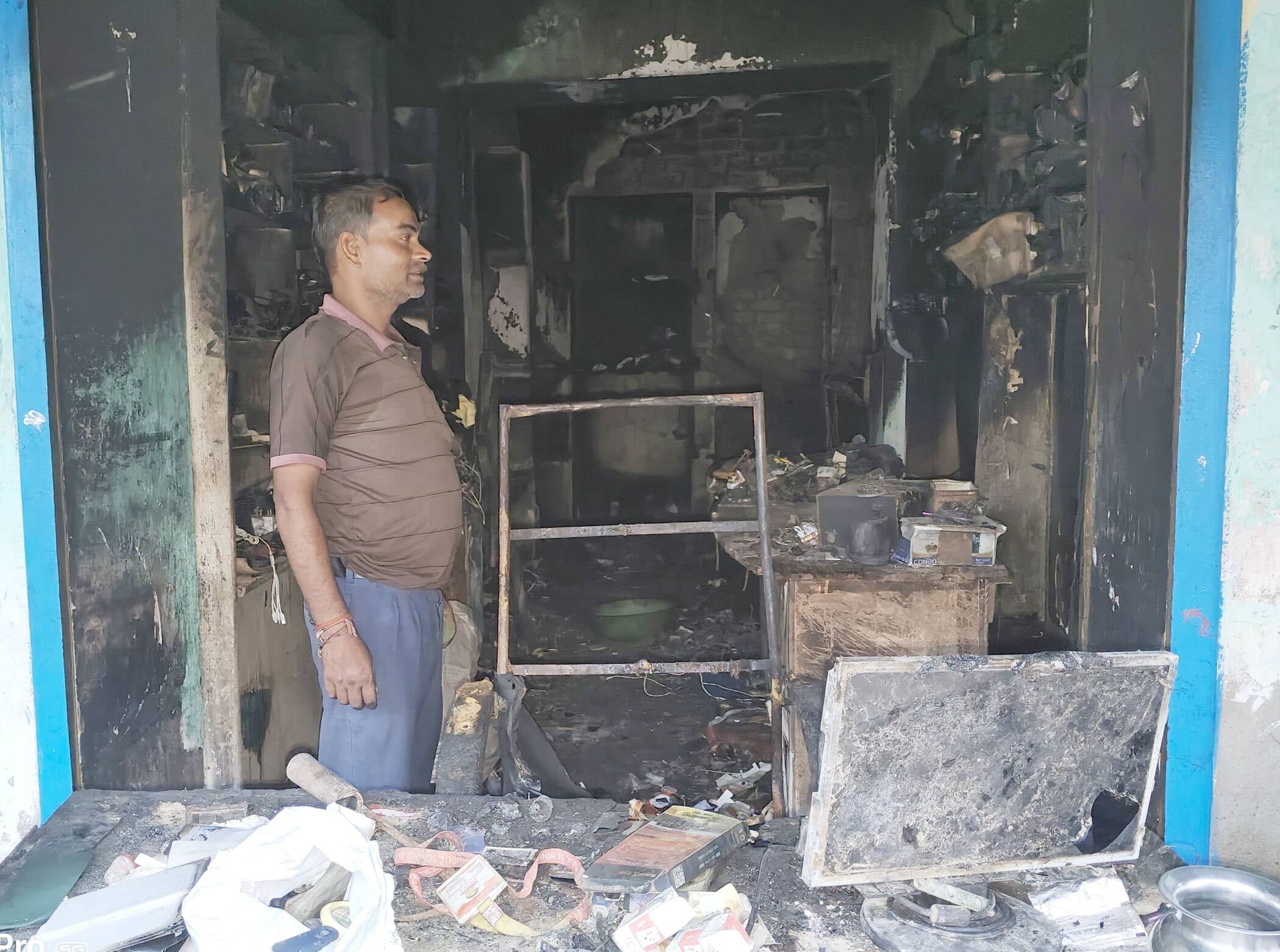 फोटो-28- असोथर के प्रताप नगर चौराहे स्थित इलेक्ट्रॉनिक्स की दुकान में ल्गी आग के बाद जला सामान 