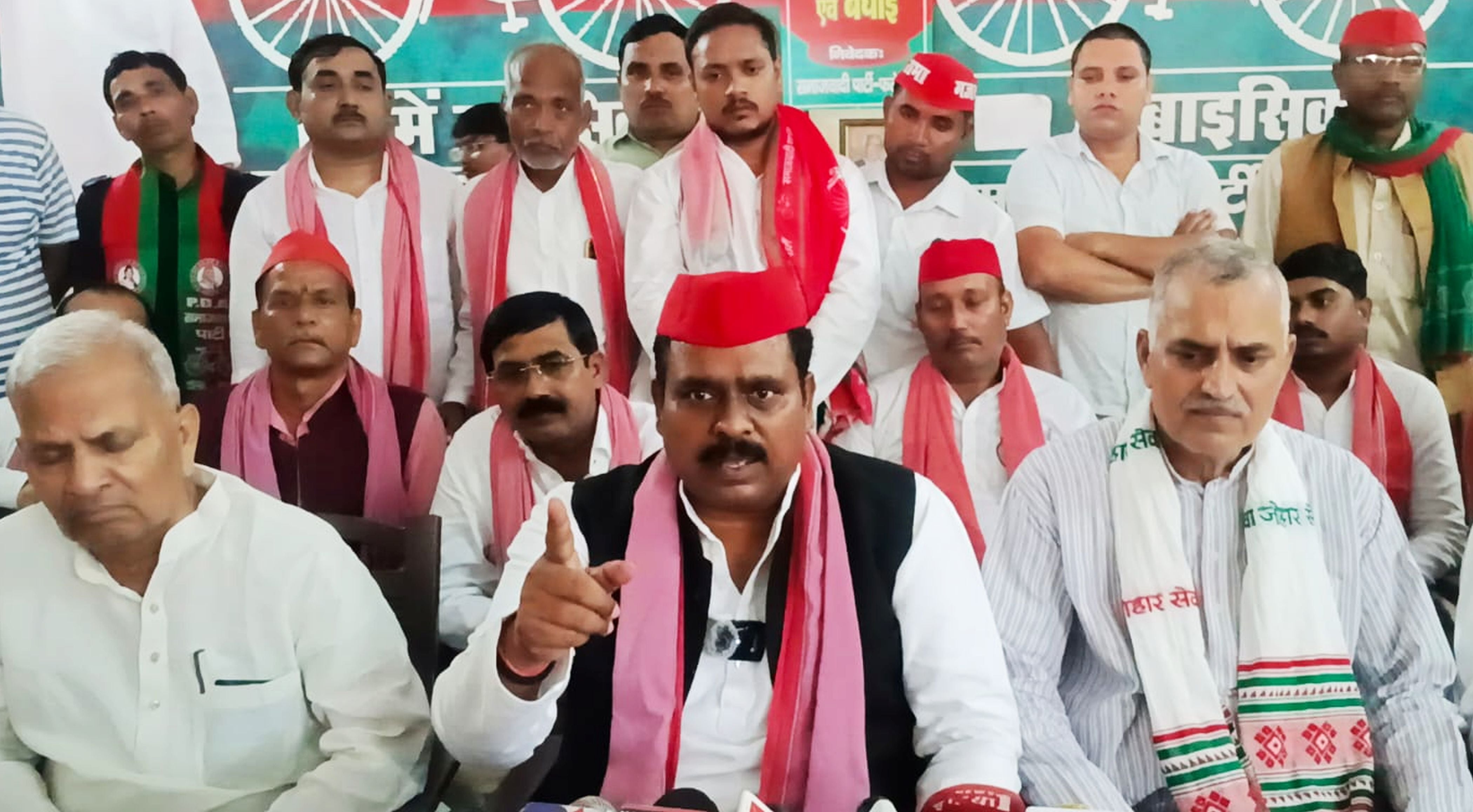 फोटो-35-सपा कार्यालय में वार्ता करते पूर्व एमएलसी रजपाल कश्यप। संवाद फोटो-35-सपा कार्यालय में वार्ता करते पूर्व एमएलसी रजपाल कश्यप। संवाद
