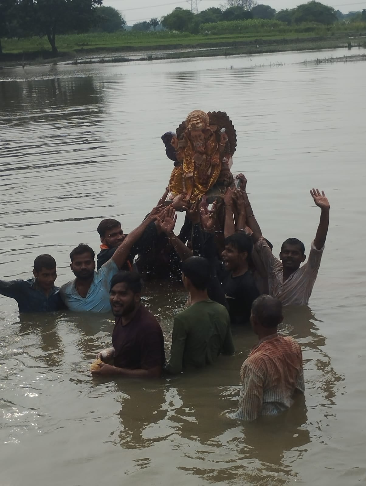 फोटो -37- गांव भरसेन में गणेश जी का आर्शीवाद लेते भाजपा नेता अवधेश भदौरिया। स्रोत:ग्रामीण फोटो -37- गांव भरसेन में गणेश जी का आर्शीवाद लेते भाजपा नेता अवधेश भदौरिया। स्रोत:ग्रामीण