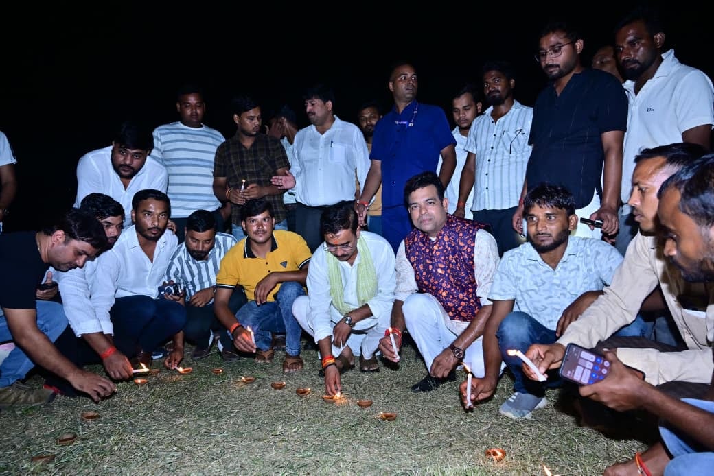 फोटो-45-गंगा एक्सप्रेस-वे के रूपापुर कट पर प्रधानमंत्री के जन्मदिन के मौके पर आशीर्वाद का दिया फोटो-45-गंगा एक्सप्रेस-वे के रूपापुर कट पर प्रधानमंत्री के जन्मदिन के मौके पर आशीर्वाद का दिया