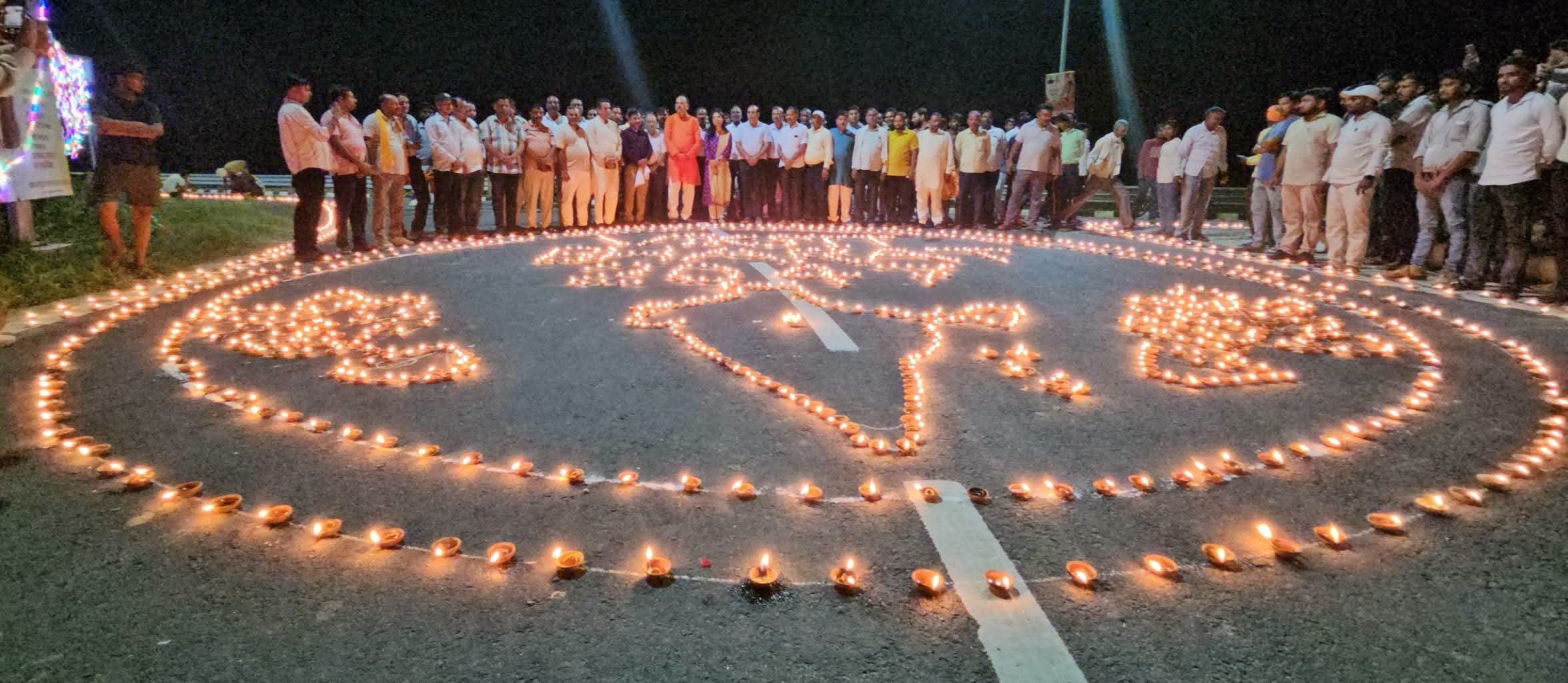 फोटो-45-गंगा एक्सप्रेस-वे के रूपापुर कट पर प्रधानमंत्री के जन्मदिन के मौके पर आशीर्वाद का दिया फोटो-45-गंगा एक्सप्रेस-वे के रूपापुर कट पर प्रधानमंत्री के जन्मदिन के मौके पर आशीर्वाद का दिया