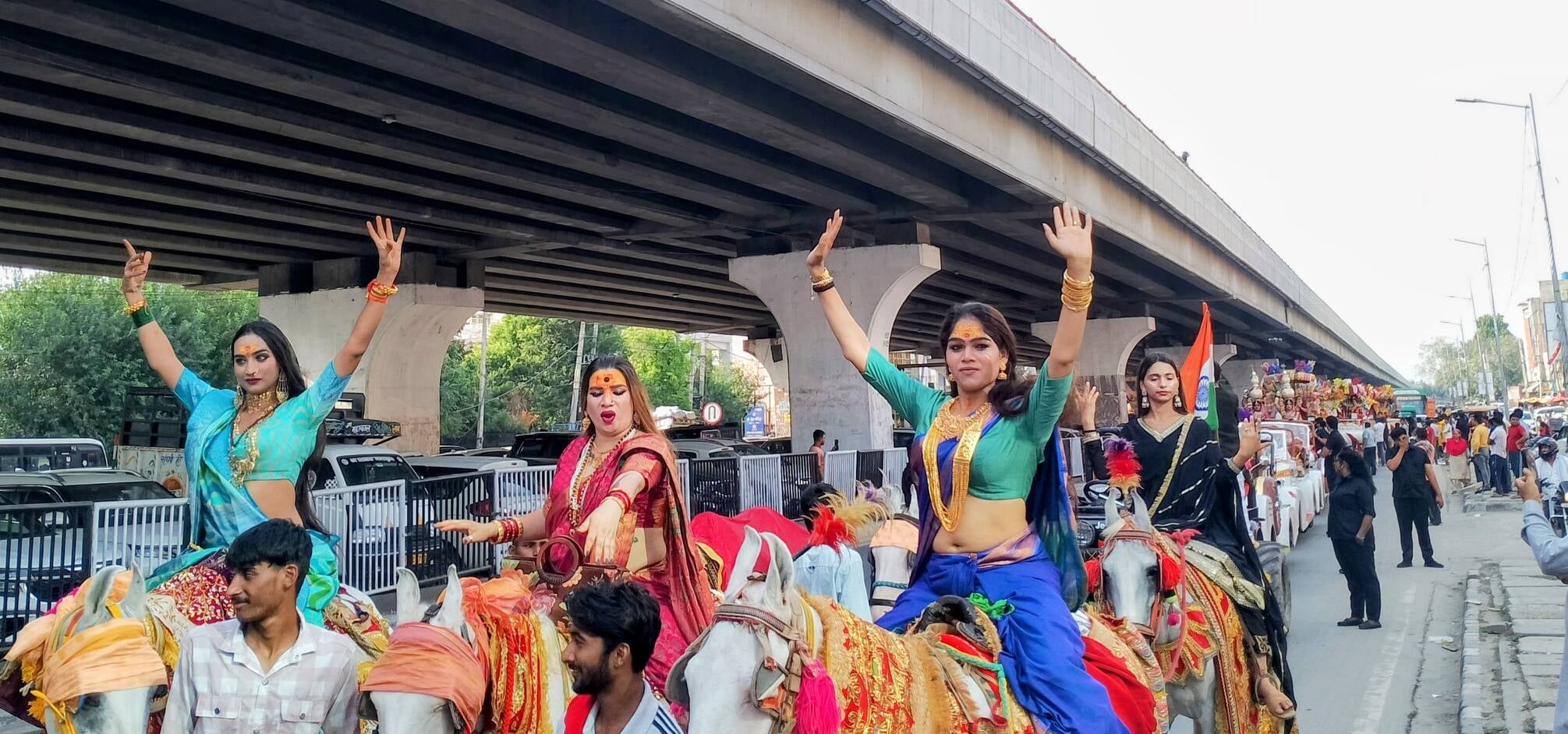 गणेश महोत्सव पर शोभायात्रा में भक्ति का उमड़ा जन सैलाबश्र जीटी रोड से गुजरती किन्नर समाज की शोभ गणेश महोत्सव पर शोभायात्रा में भक्ति का उमड़ा जन सैलाबश्र जीटी रोड से गुजरती किन्नर समाज की शोभ