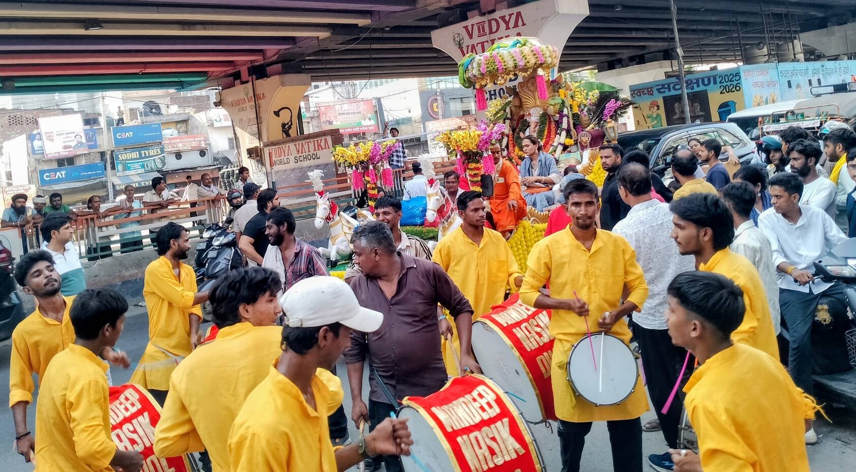 गणेश महोत्सव पर शोभायात्रा में भक्ति का उमड़ा जन सैलाबश्र जीटी रोड से गुजरती किन्नर समाज की शोभ गणेश महोत्सव पर शोभायात्रा में भक्ति का उमड़ा जन सैलाबश्र जीटी रोड से गुजरती किन्नर समाज की शोभ
