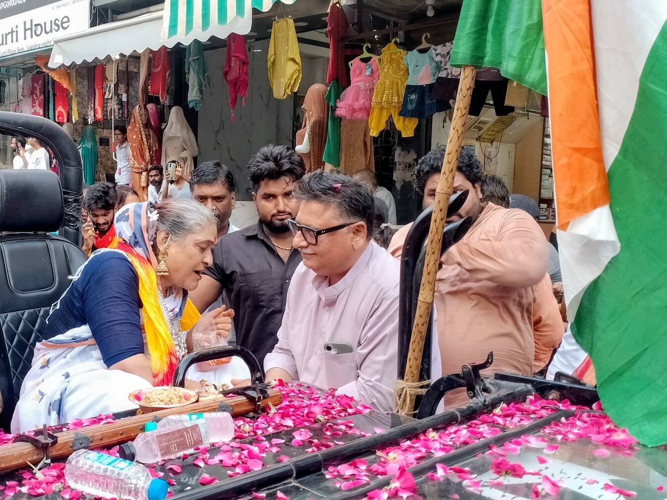 गणेश महोत्सव पर शोभायात्रा में भक्ति का उमड़ा जन सैलाबश्र जीटी रोड से गुजरती किन्नर समाज की शोभ गणेश महोत्सव पर शोभायात्रा में भक्ति का उमड़ा जन सैलाबश्र जीटी रोड से गुजरती किन्नर समाज की शोभ