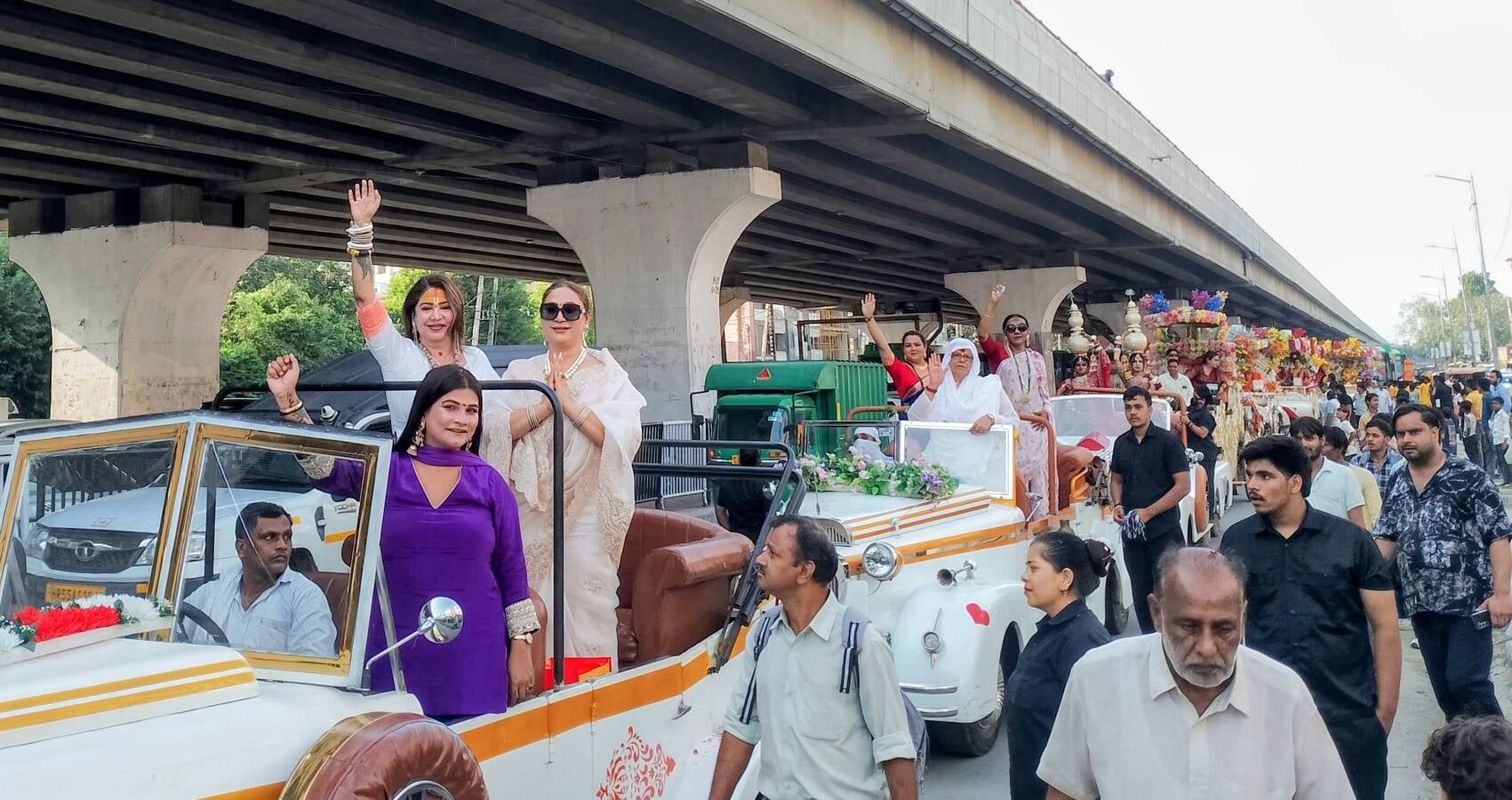 गणेश महोत्सव पर शोभायात्रा में भक्ति का उमड़ा जन सैलाबश्र जीटी रोड से गुजरती किन्नर समाज की शोभ गणेश महोत्सव पर शोभायात्रा में भक्ति का उमड़ा जन सैलाबश्र जीटी रोड से गुजरती किन्नर समाज की शोभ