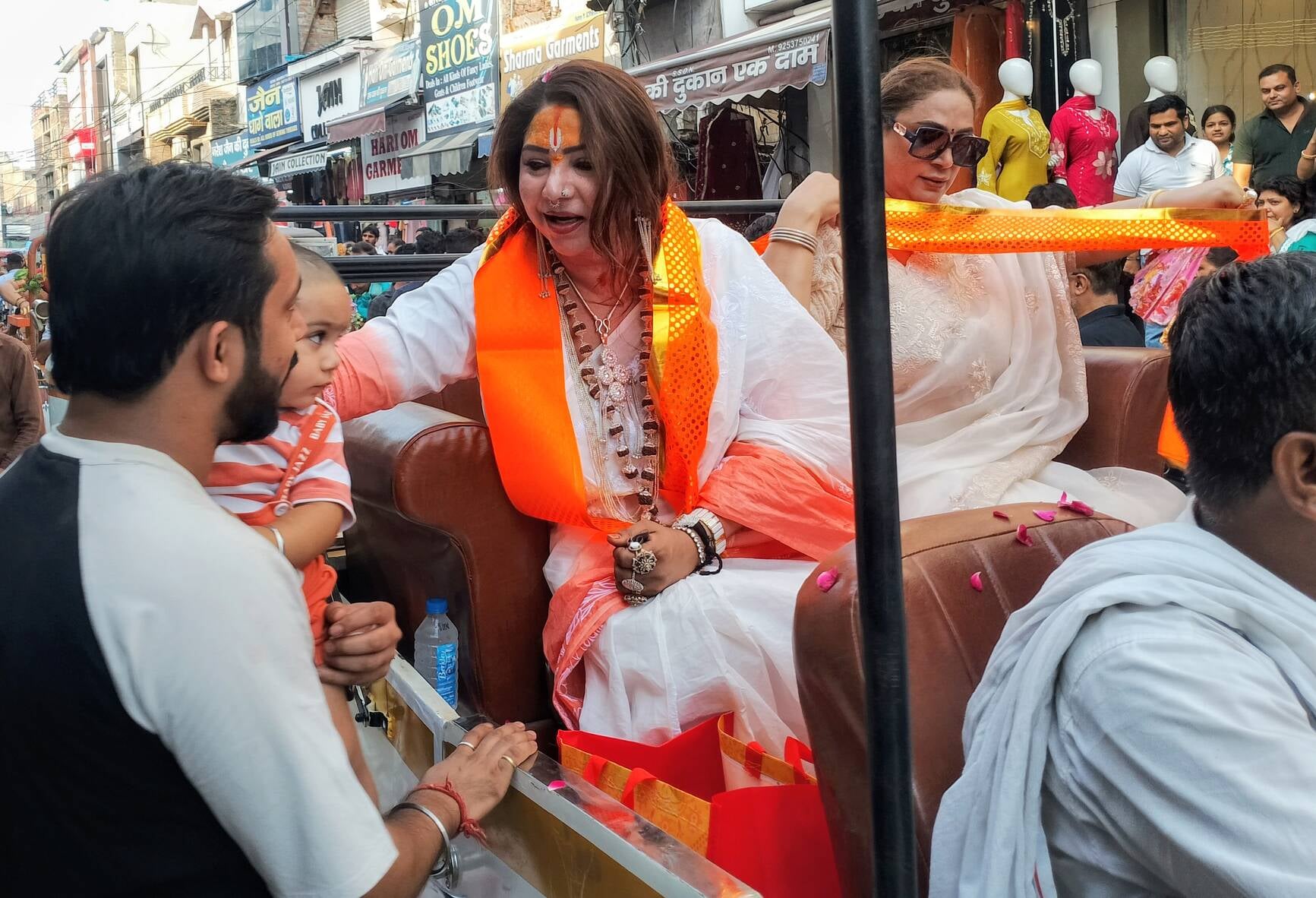 गणेश महोत्सव पर शोभायात्रा में भक्ति का उमड़ा जन सैलाबश्र जीटी रोड से गुजरती किन्नर समाज की शोभ गणेश महोत्सव पर शोभायात्रा में भक्ति का उमड़ा जन सैलाबश्र जीटी रोड से गुजरती किन्नर समाज की शोभ