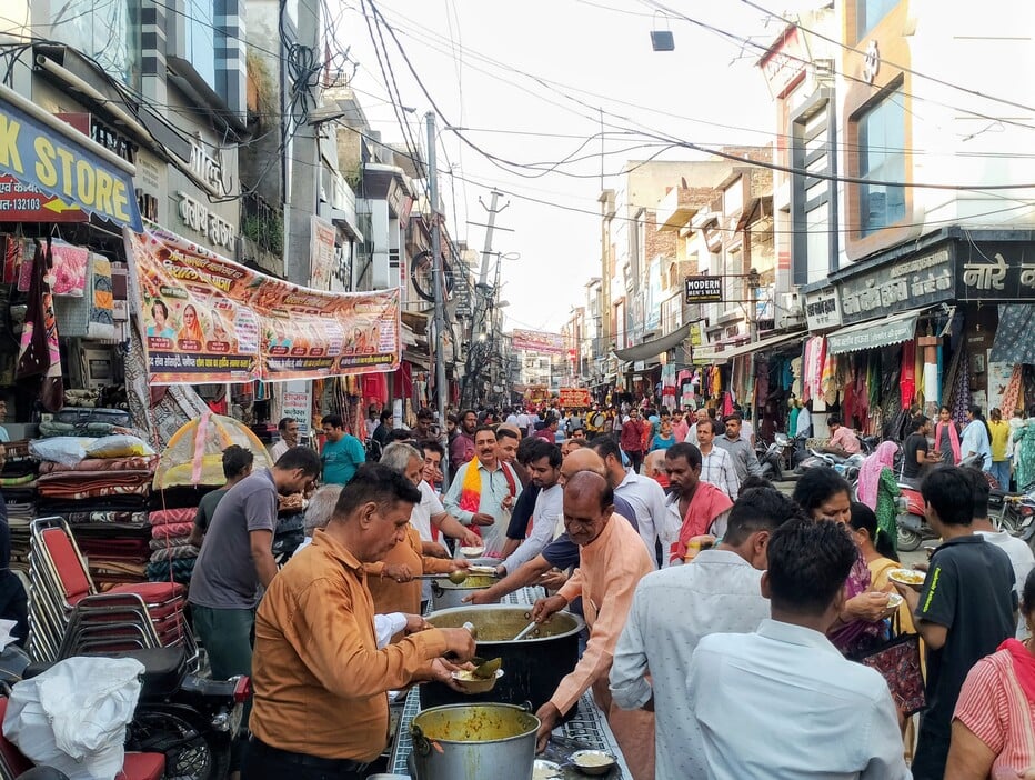 गणेश महोत्सव पर शोभायात्रा में भक्ति का उमड़ा जन सैलाबश्र जीटी रोड से गुजरती किन्नर समाज की शोभ गणेश महोत्सव पर शोभायात्रा में भक्ति का उमड़ा जन सैलाबश्र जीटी रोड से गुजरती किन्नर समाज की शोभ