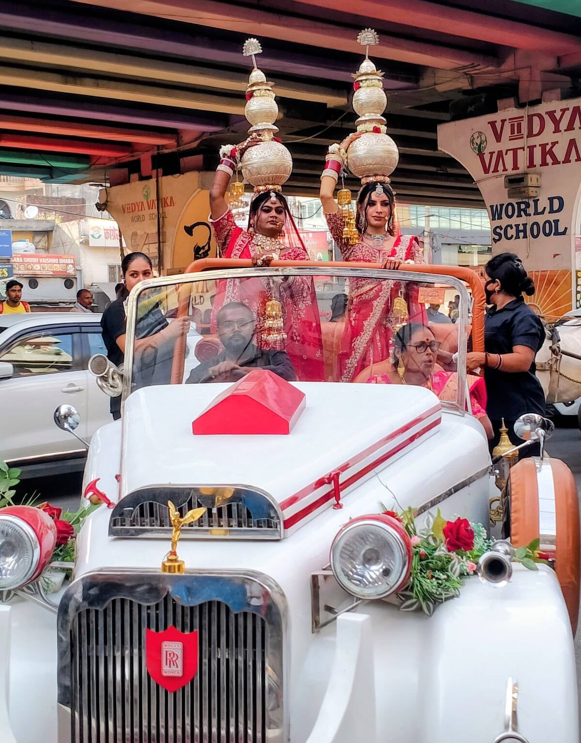 गणेश महोत्सव पर शोभायात्रा में भक्ति का उमड़ा जन सैलाबश्र जीटी रोड से गुजरती किन्नर समाज की शोभ गणेश महोत्सव पर शोभायात्रा में भक्ति का उमड़ा जन सैलाबश्र जीटी रोड से गुजरती किन्नर समाज की शोभ