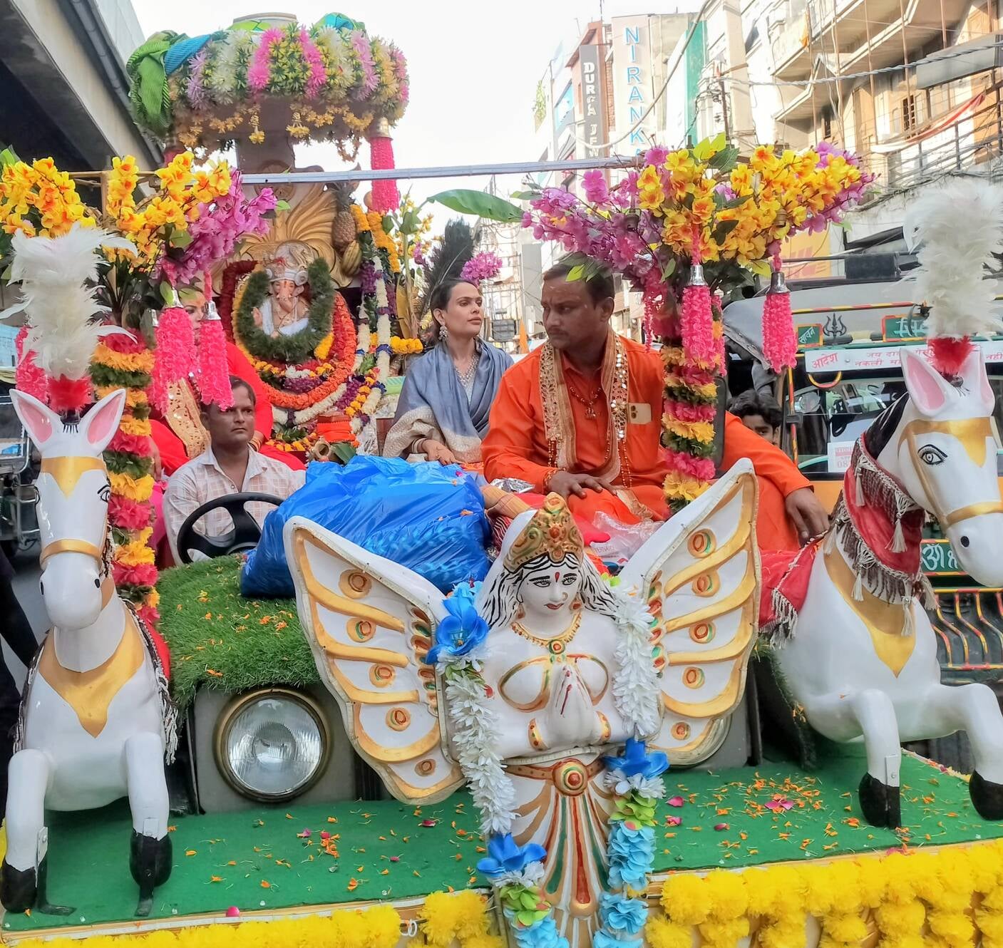 गणेश महोत्सव पर शोभायात्रा में भक्ति का उमड़ा जन सैलाबश्र जीटी रोड से गुजरती किन्नर समाज की शोभ गणेश महोत्सव पर शोभायात्रा में भक्ति का उमड़ा जन सैलाबश्र जीटी रोड से गुजरती किन्नर समाज की शोभ