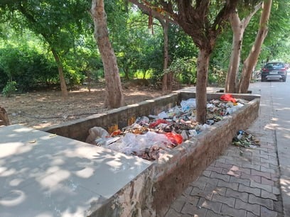 गंदगी के ढेर। गंदगी के ढेर।