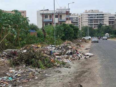 गंदगी के ढेर। गंदगी के ढेर।