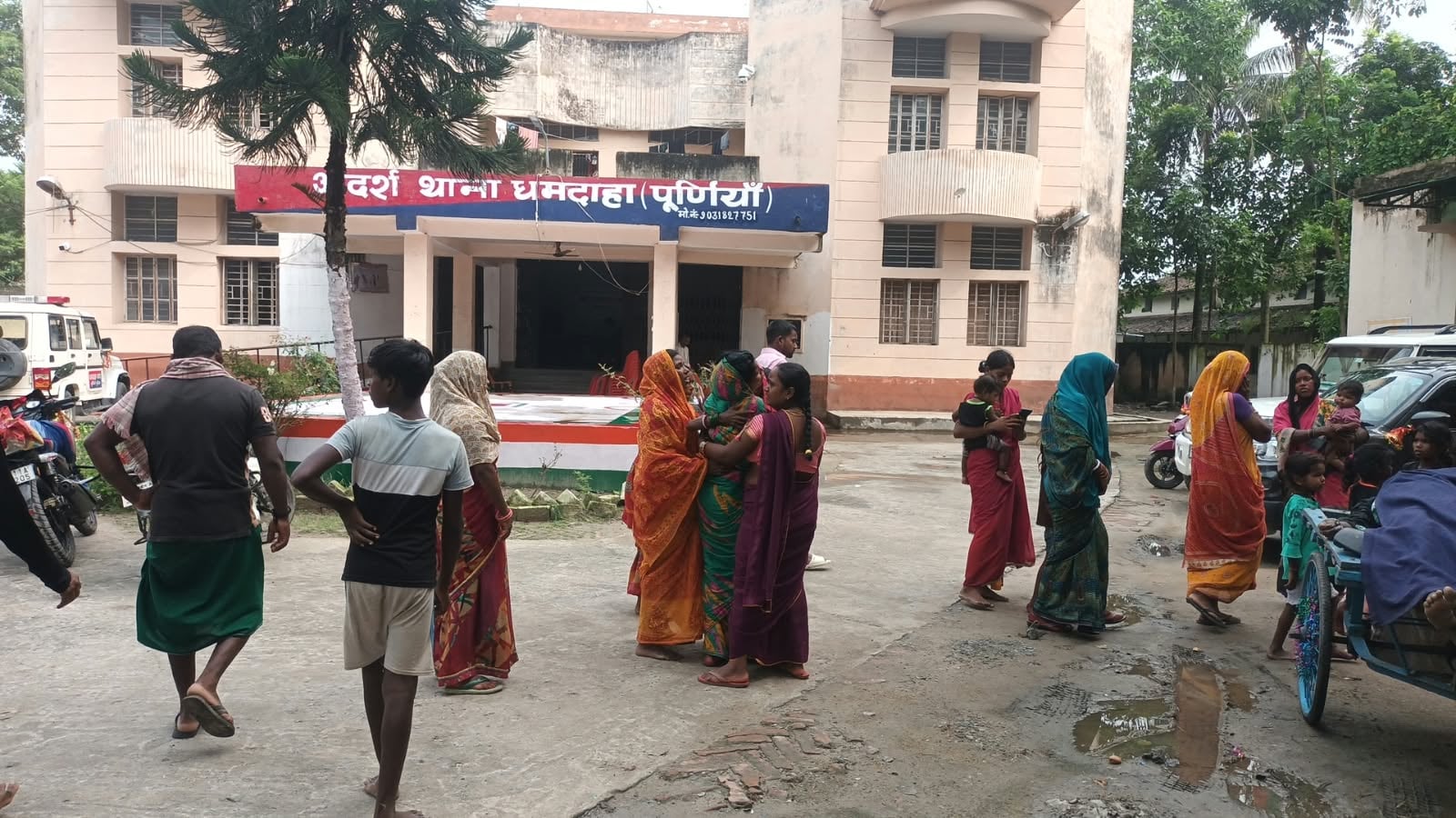 घटना के बाद लाश के पास रोते बिखलते परिजन घटना के बाद लाश के पास रोते बिखलते परिजन