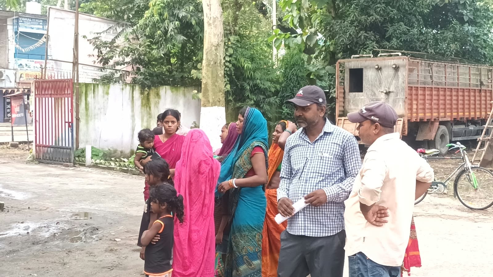 घटना के बाद लाश के पास रोते बिखलते परिजन घटना के बाद लाश के पास रोते बिखलते परिजन