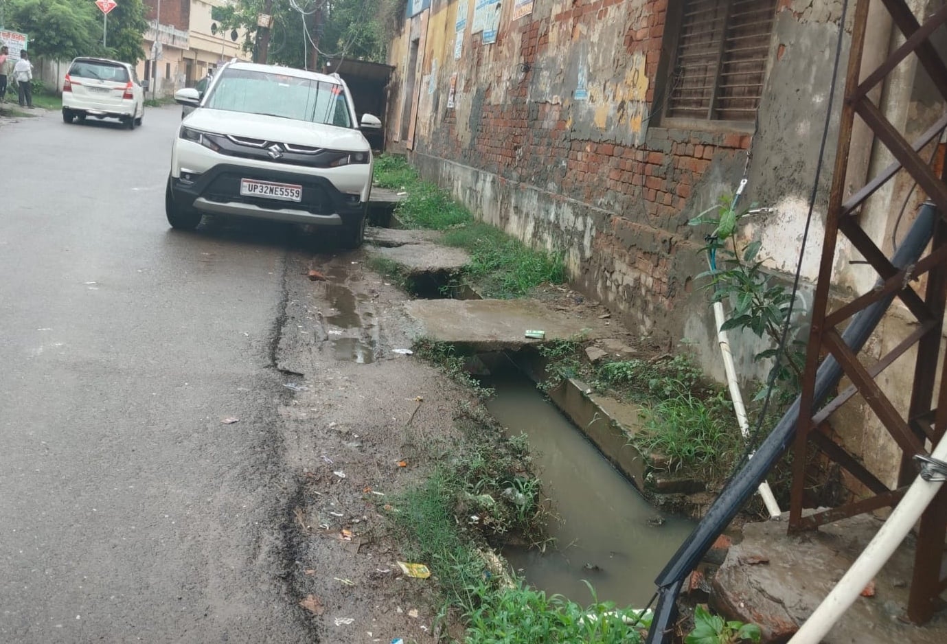 हाइदिल चौराहा पर खुला नाला। संवाद हाइदिल चौराहा पर खुला नाला। संवाद