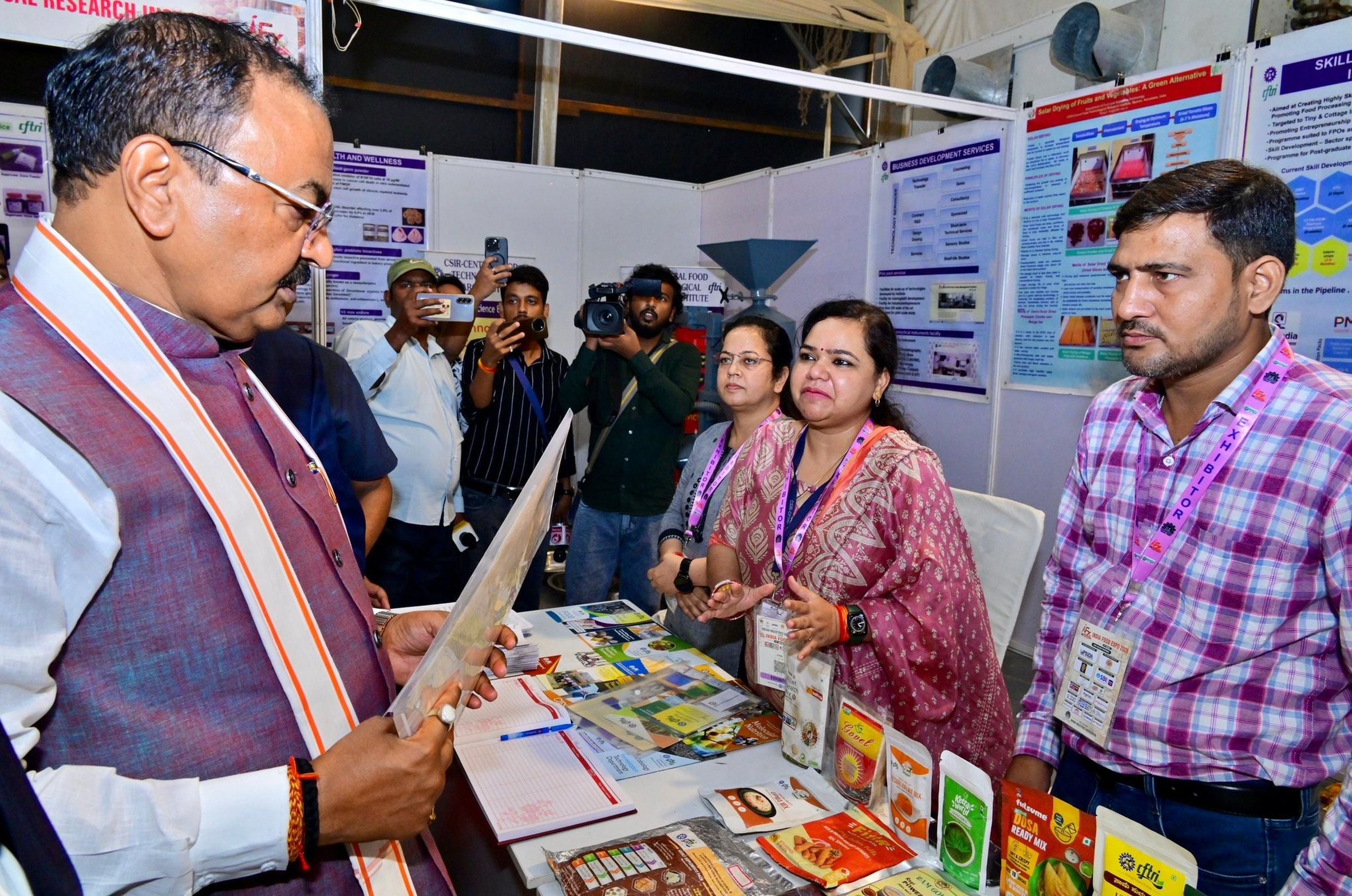 इंडिया फूड एक्सपो में स्टॉल देखते लोग इंडिया फूड एक्सपो में स्टॉल देखते लोग
