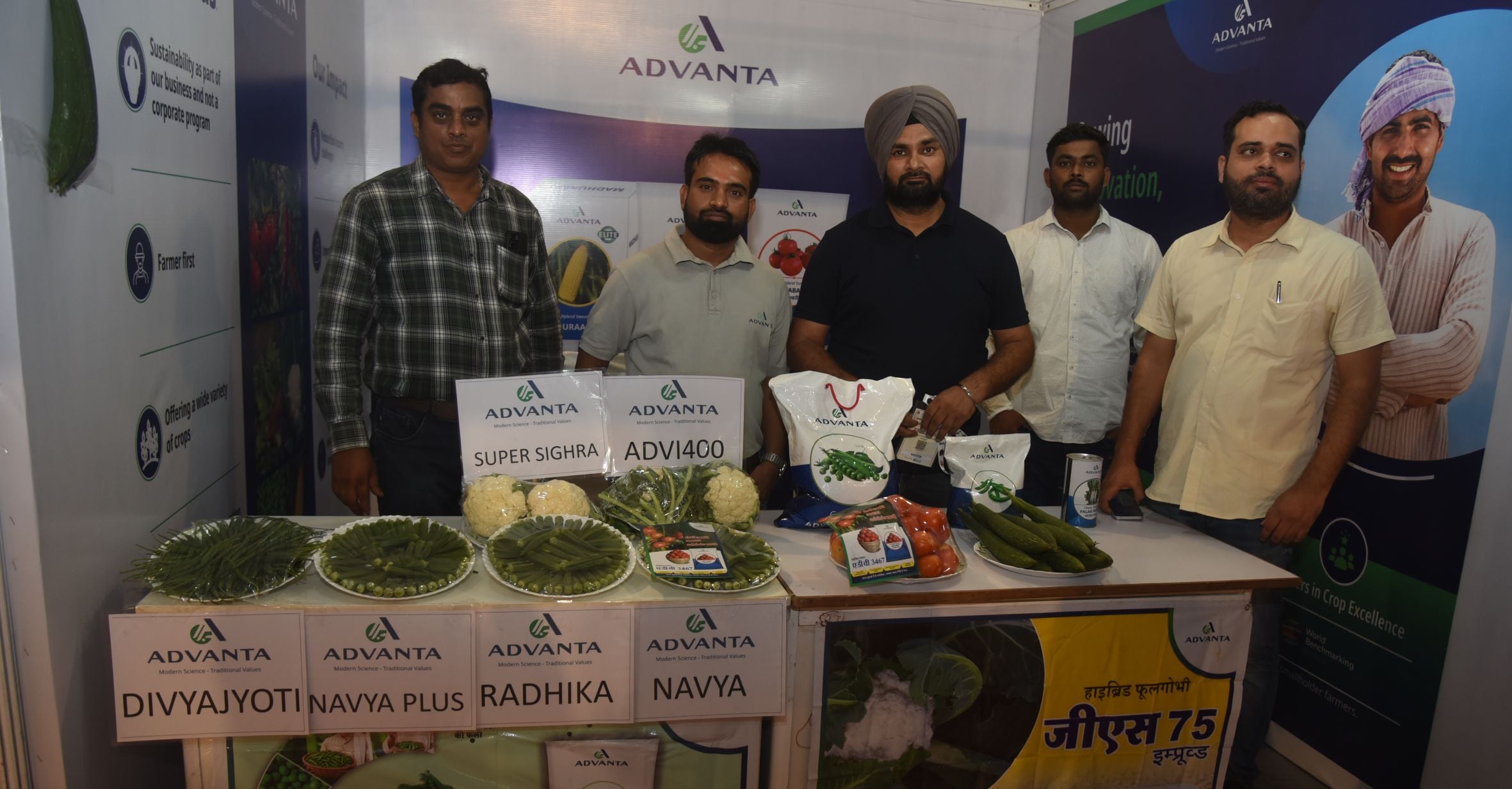 इंडिया फूड एक्सपो में स्टॉल देखते लोग इंडिया फूड एक्सपो में स्टॉल देखते लोग