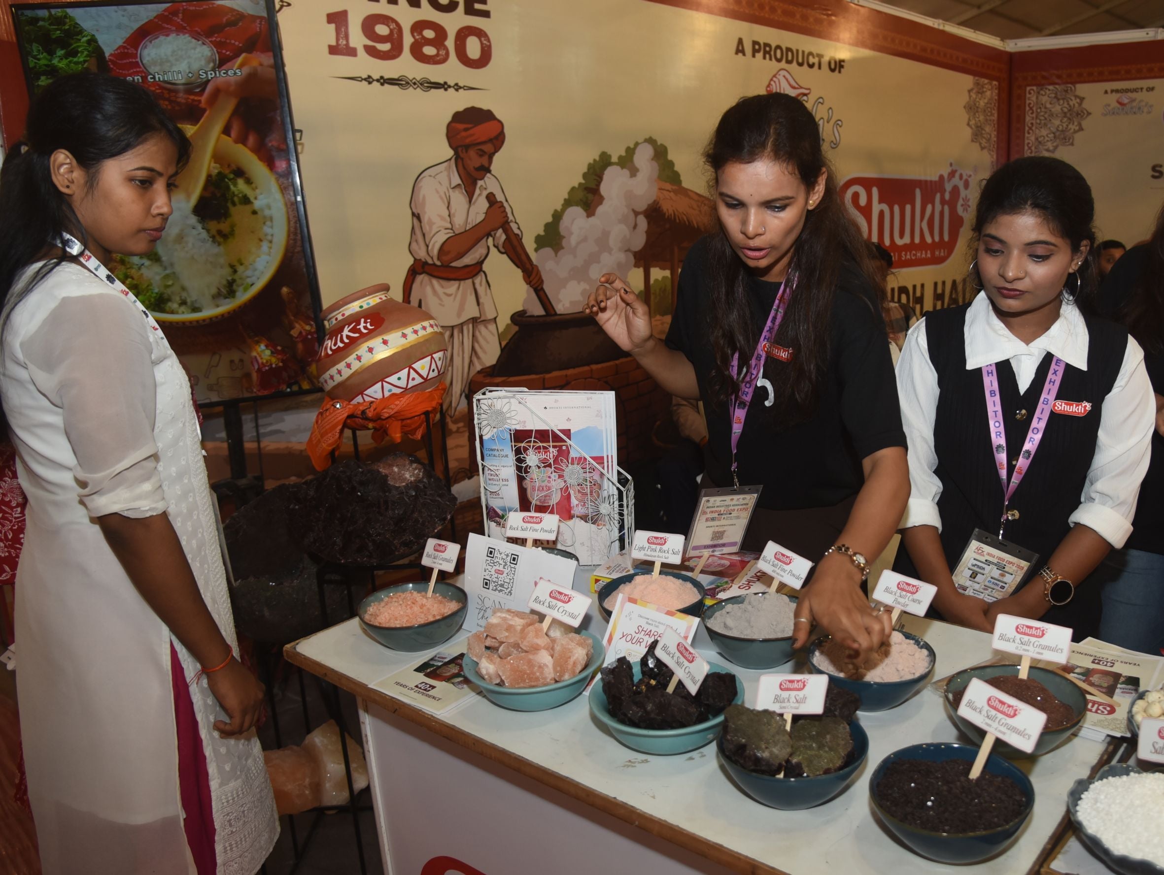 इंडिया फूड एक्सपो में स्टॉल देखते लोग इंडिया फूड एक्सपो में स्टॉल देखते लोग