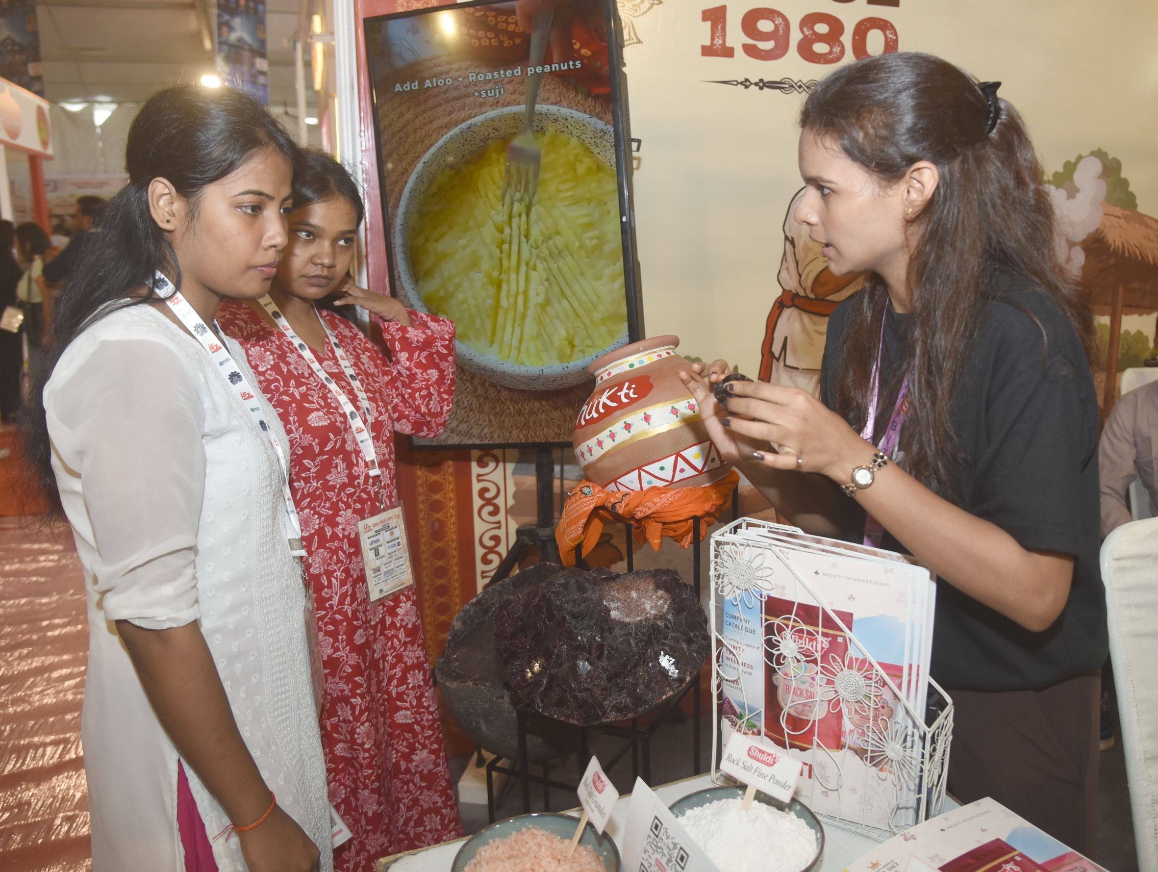 इंडिया फूड एक्सपो में स्टॉल देखते लोग इंडिया फूड एक्सपो में स्टॉल देखते लोग