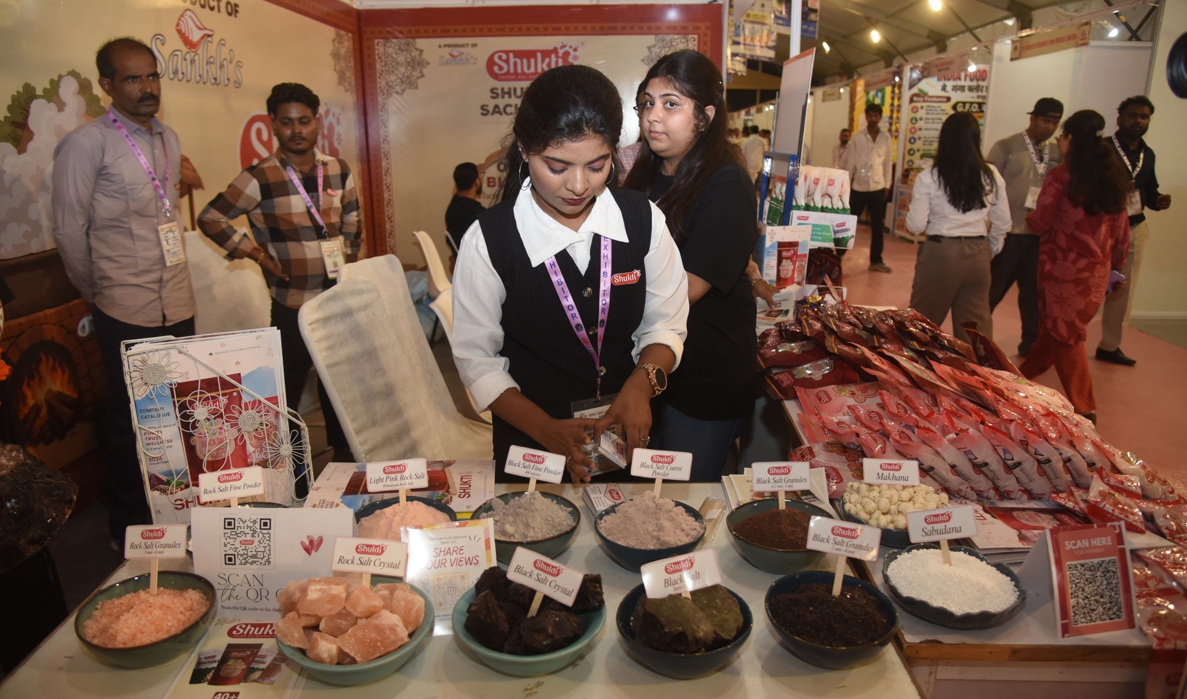 इंडिया फूड एक्सपो में स्टॉल देखते लोग इंडिया फूड एक्सपो में स्टॉल देखते लोग