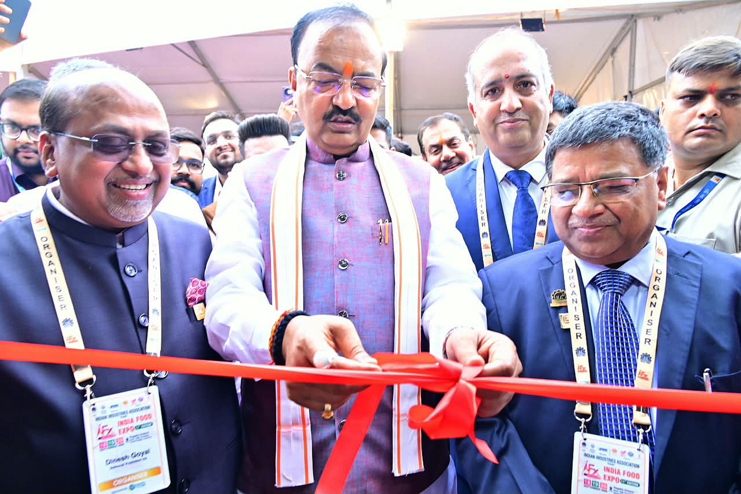 इंडिया फूड एक्सपो में स्टॉल देखते लोग इंडिया फूड एक्सपो में स्टॉल देखते लोग
