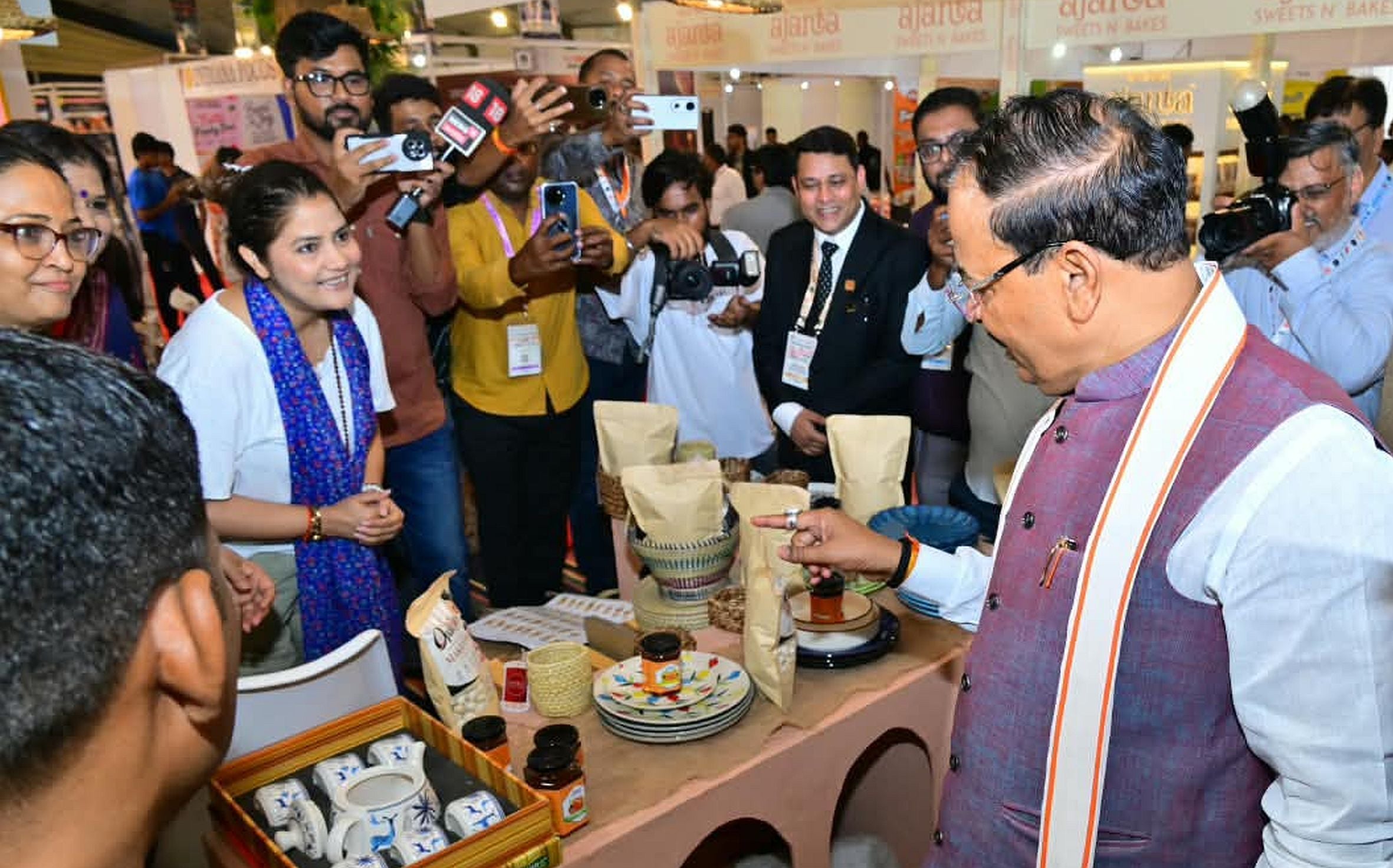 इंडिया फूड एक्सपो में स्टॉल देखते लोग इंडिया फूड एक्सपो में स्टॉल देखते लोग