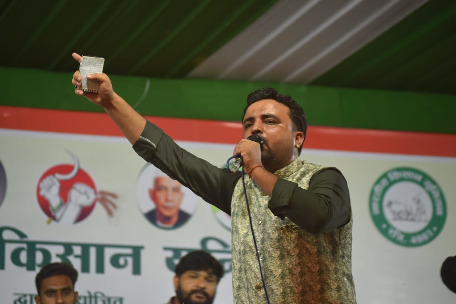 जीआईसी के मैदान पर कलाकारों के साथ भाकियू प्रवक्ता चौधरी राकेश टिकैत : संवाद जीआईसी के मैदान पर कलाकारों के साथ भाकियू प्रवक्ता चौधरी राकेश टिकैत : संवाद