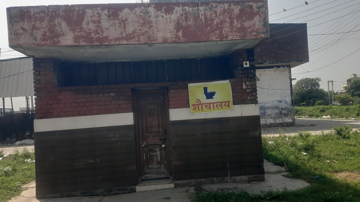 जगाधरी अनाज मंडी के शेड के नीचे फैली गंदगी|संवाद जगाधरी अनाज मंडी के शेड के नीचे फैली गंदगी|संवाद