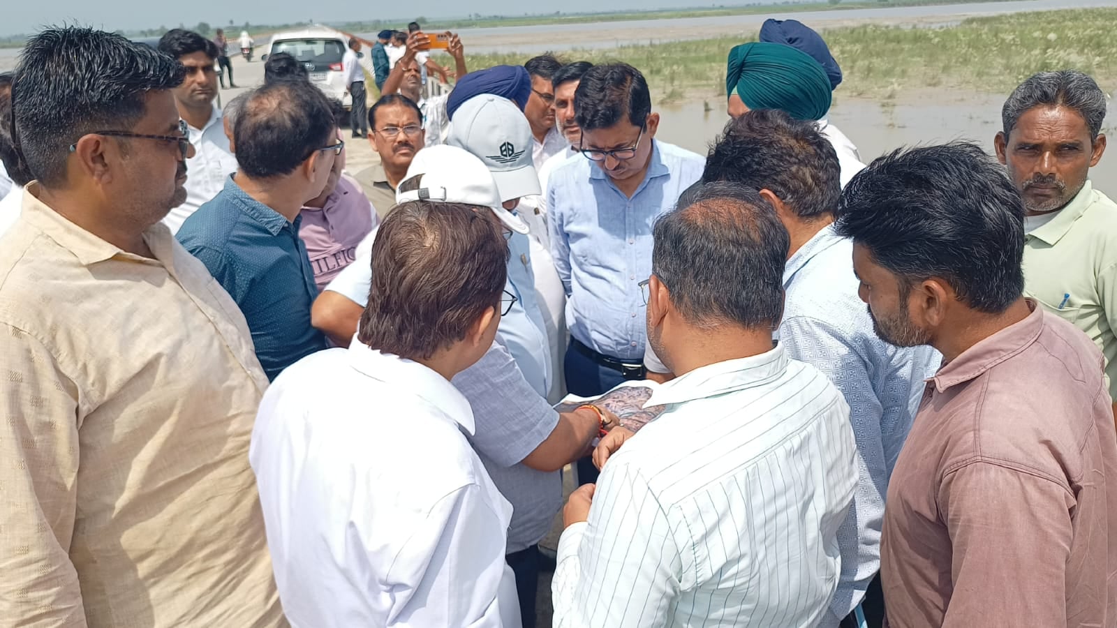 जलीलपुर के गांव रायपुर खादर में गंगा के रास्ते पर जलभराव जलीलपुर के गांव रायपुर खादर में गंगा के रास्ते पर जलभराव