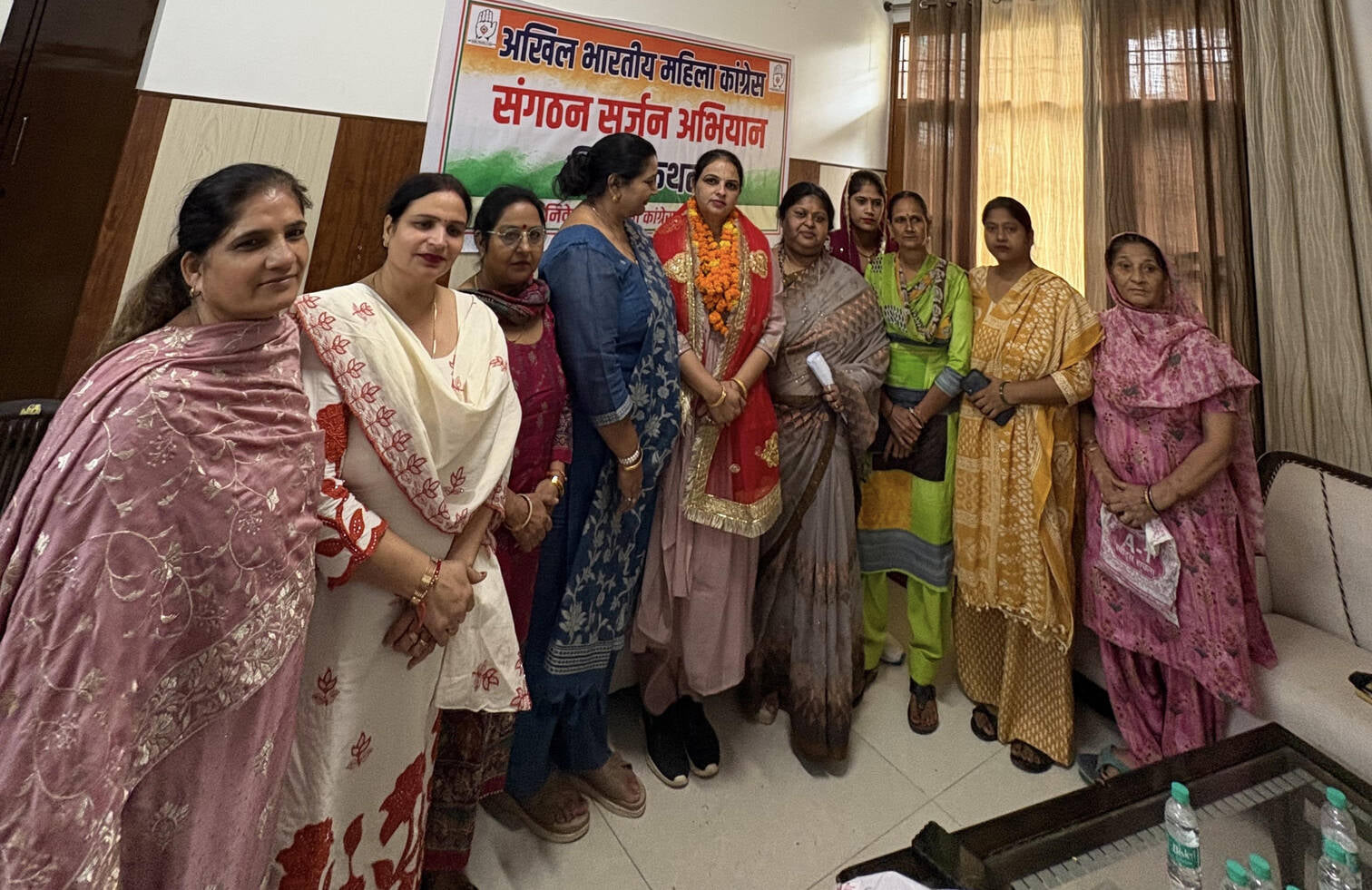 कैथल पहुंचीं पर्यवेक्षक सुखविंदर कौर का स्वागत करते कार्यकर्ता। विज्ञप्ति कैथल पहुंचीं पर्यवेक्षक सुखविंदर कौर का स्वागत करते कार्यकर्ता। विज्ञप्ति