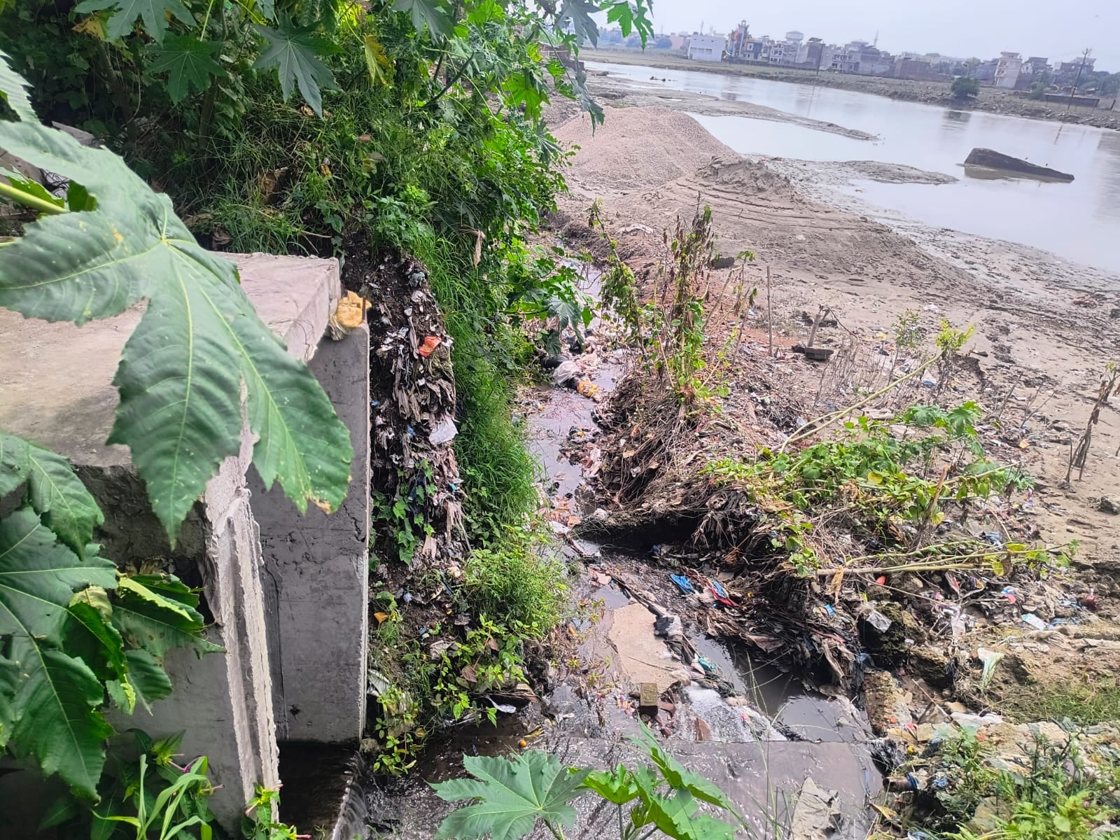 ख्वाजा फिरोज कॉलोनी के पास गर्रा नदी के किनारे लगा कूड़े का ढेर। संवाद