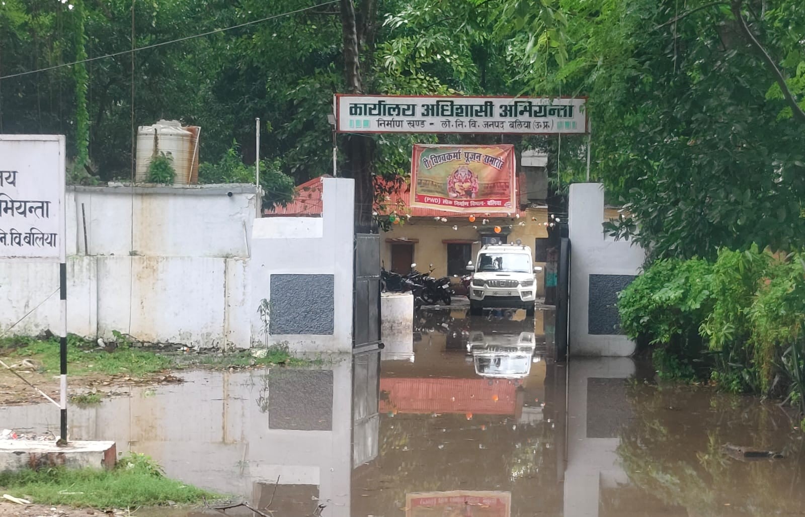 नगर के बाबा बालेश्वर मंदिर मार्ग पर लगा बारिश का पानी तथा उससे होकर गुजरते राहगीर। संवाद नगर के बाबा बालेश्वर मंदिर मार्ग पर लगा बारिश का पानी तथा उससे होकर गुजरते राहगीर। संवाद