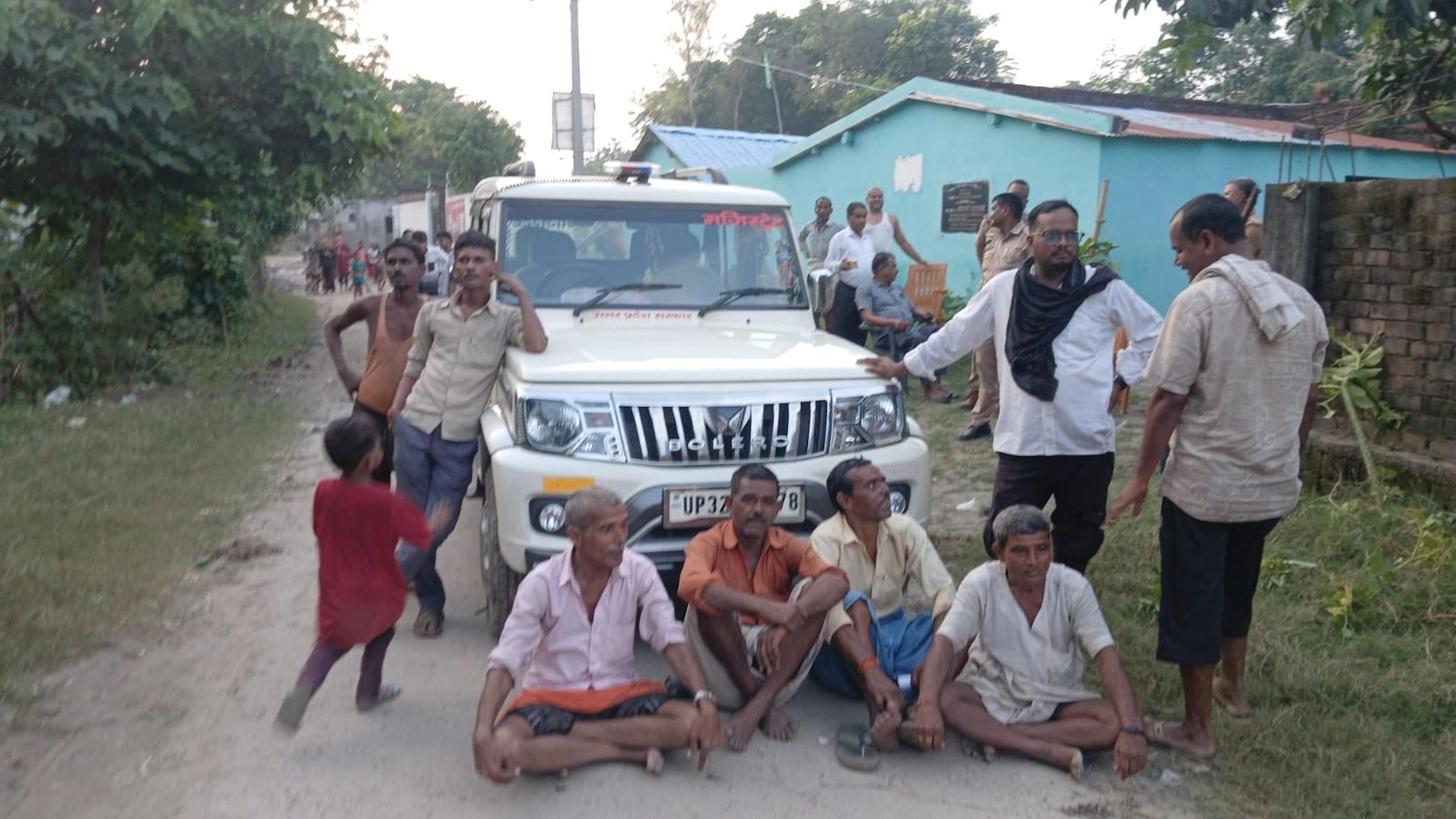 नायब तहसीलदार की गाड़ी के सामने बैठे ग्रामीण व आक्रोशित लोगों को समझाते एसडीएम। नायब तहसीलदार की गाड़ी के सामने बैठे ग्रामीण व आक्रोशित लोगों को समझाते एसडीएम।