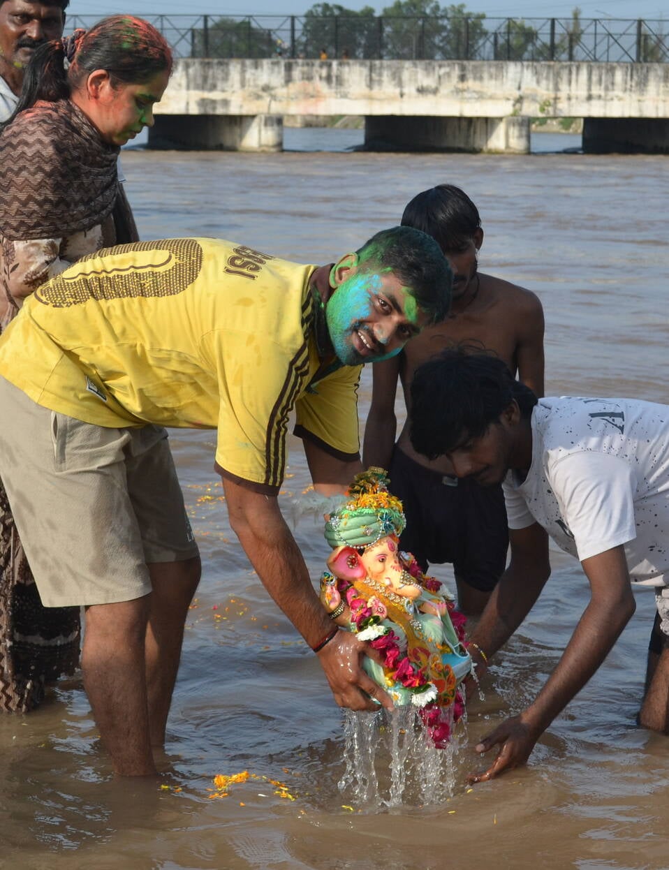 पश्चिमी यमुना नहर में अपने गणेश जी का विसर्जन करने के बाद भावुक हुई भाविका शर्मा और बॉय कर विद पश्चिमी यमुना नहर में अपने गणेश जी का विसर्जन करने के बाद भावुक हुई भाविका शर्मा और बॉय कर विद
