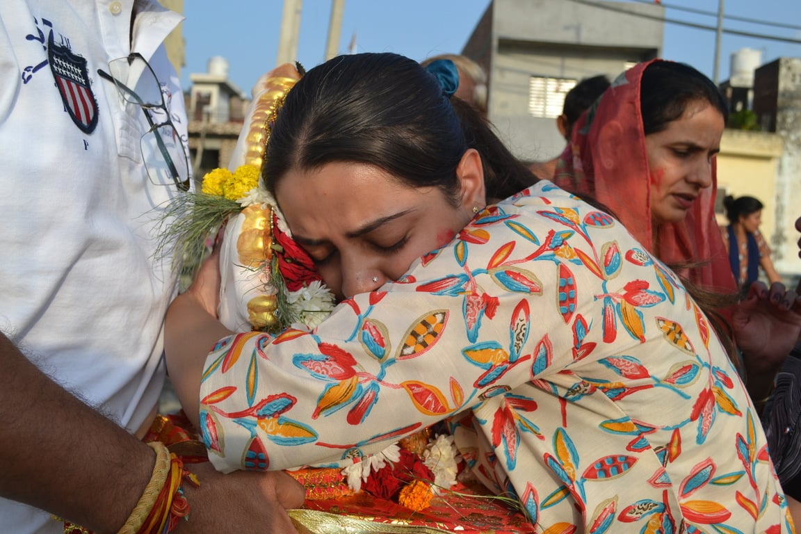 पश्चिमी यमुना नहर में अपने गणेश जी का विसर्जन करने के बाद भावुक हुई भाविका शर्मा और बॉय कर विद पश्चिमी यमुना नहर में अपने गणेश जी का विसर्जन करने के बाद भावुक हुई भाविका शर्मा और बॉय कर विद