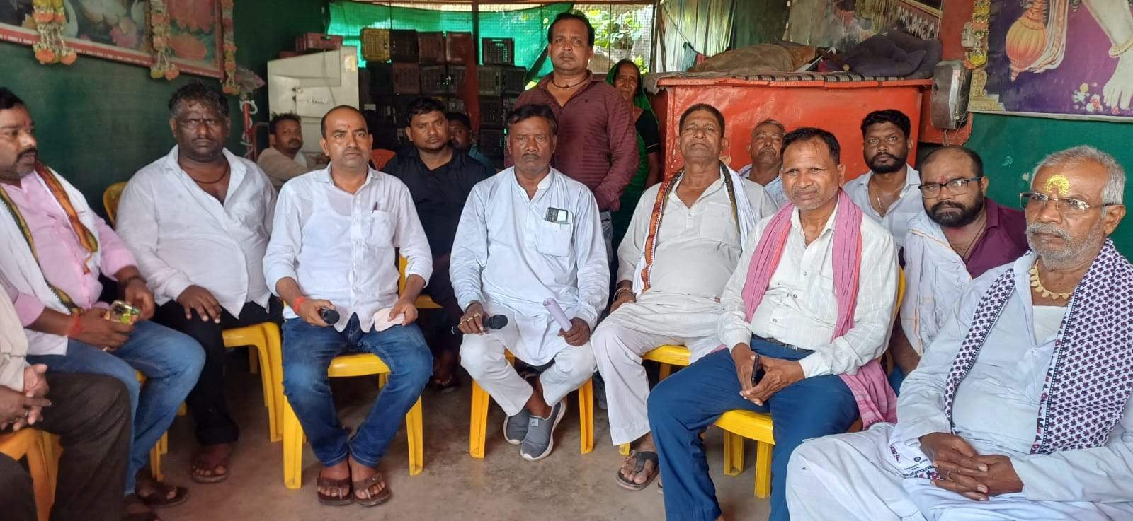 पीडीडीयू नगर सब्जी मंडी में बंद पड़ी दुकानें। संवाद