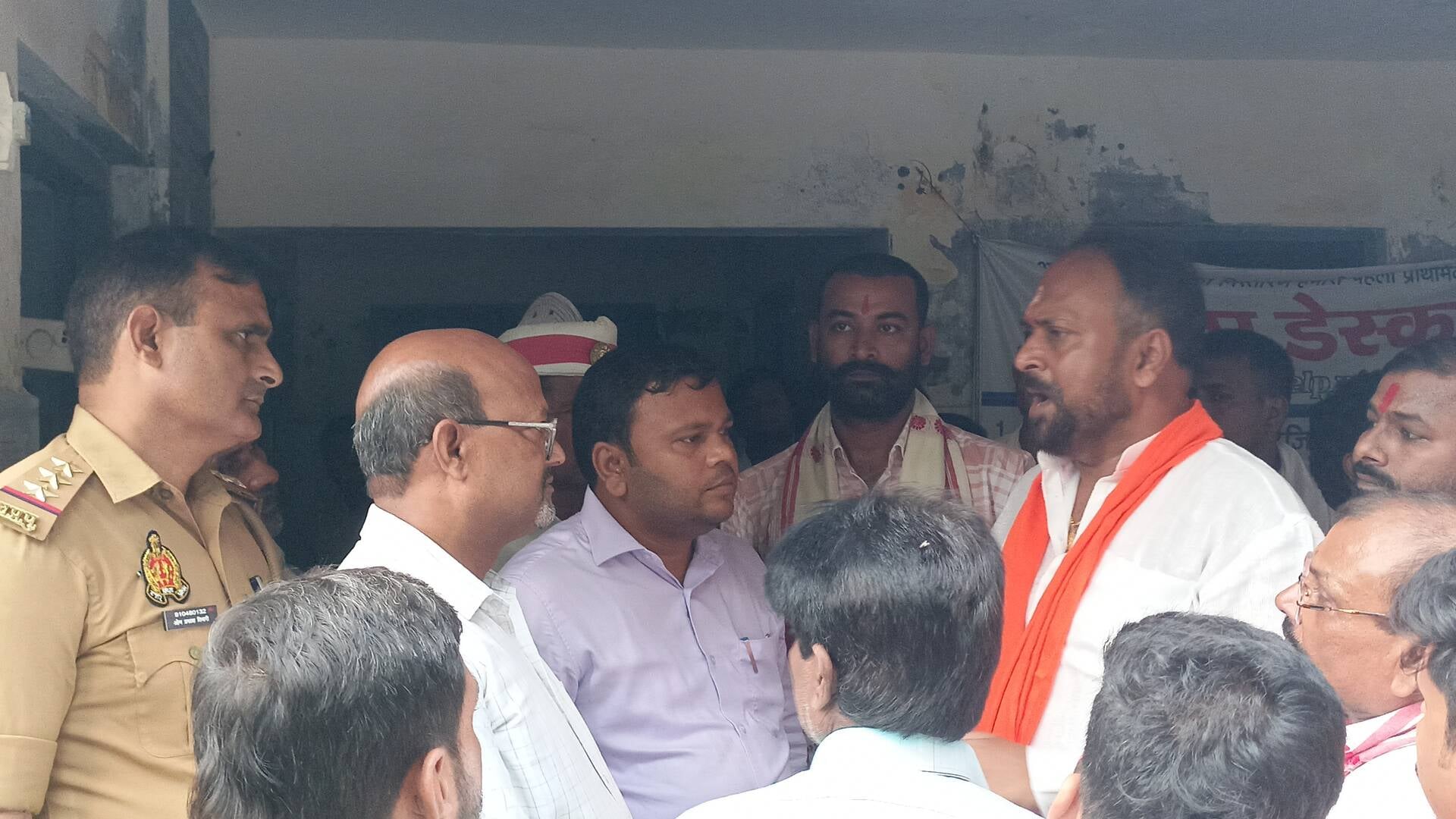 पडरौना ब्लॉक में बीडीओ के पक्ष में ब्लॉक परिसर में पहुंचे ग्राम प्रधान।संवाद पडरौना ब्लॉक में बीडीओ के पक्ष में ब्लॉक परिसर में पहुंचे ग्राम प्रधान।संवाद