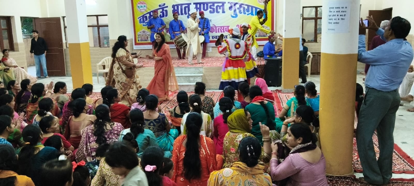 पालम विहार सिथत नंदा देवी मंदिर में आयोजित नंदाष्टमी के मौके पर नृत्य करती महिलाएं पालम विहार सिथत नंदा देवी मंदिर में आयोजित नंदाष्टमी के मौके पर नृत्य करती महिलाएं