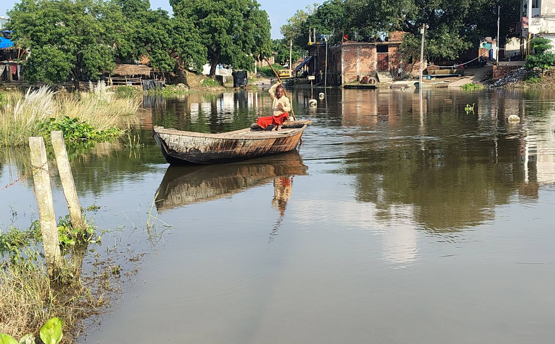 पानी से घिरा गंजमुरादाबाद का लोनारी गांव। स्रोत: ग्रामीण