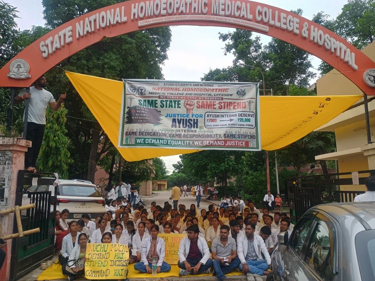 प्रदर्शन करते चिकित्सक। प्रदर्शन करते चिकित्सक।