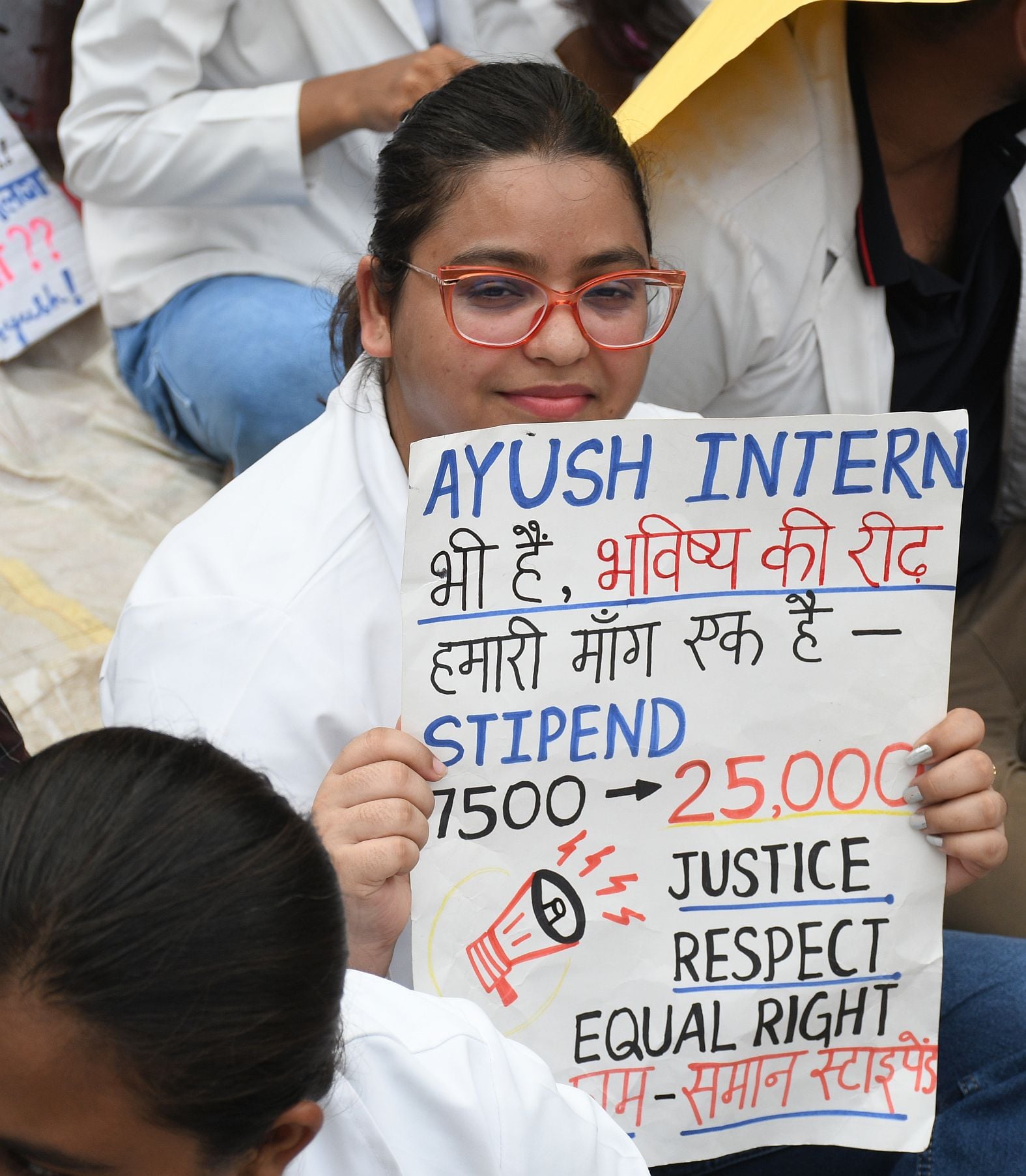 प्रदर्शन करते चिकित्सक। प्रदर्शन करते चिकित्सक।