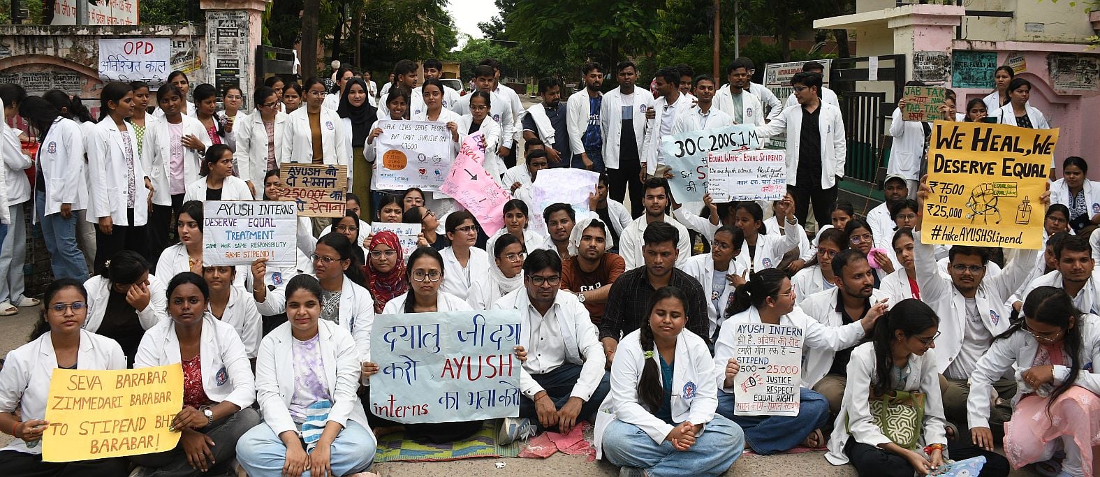 प्रदर्शन करते चिकित्सक। प्रदर्शन करते चिकित्सक।