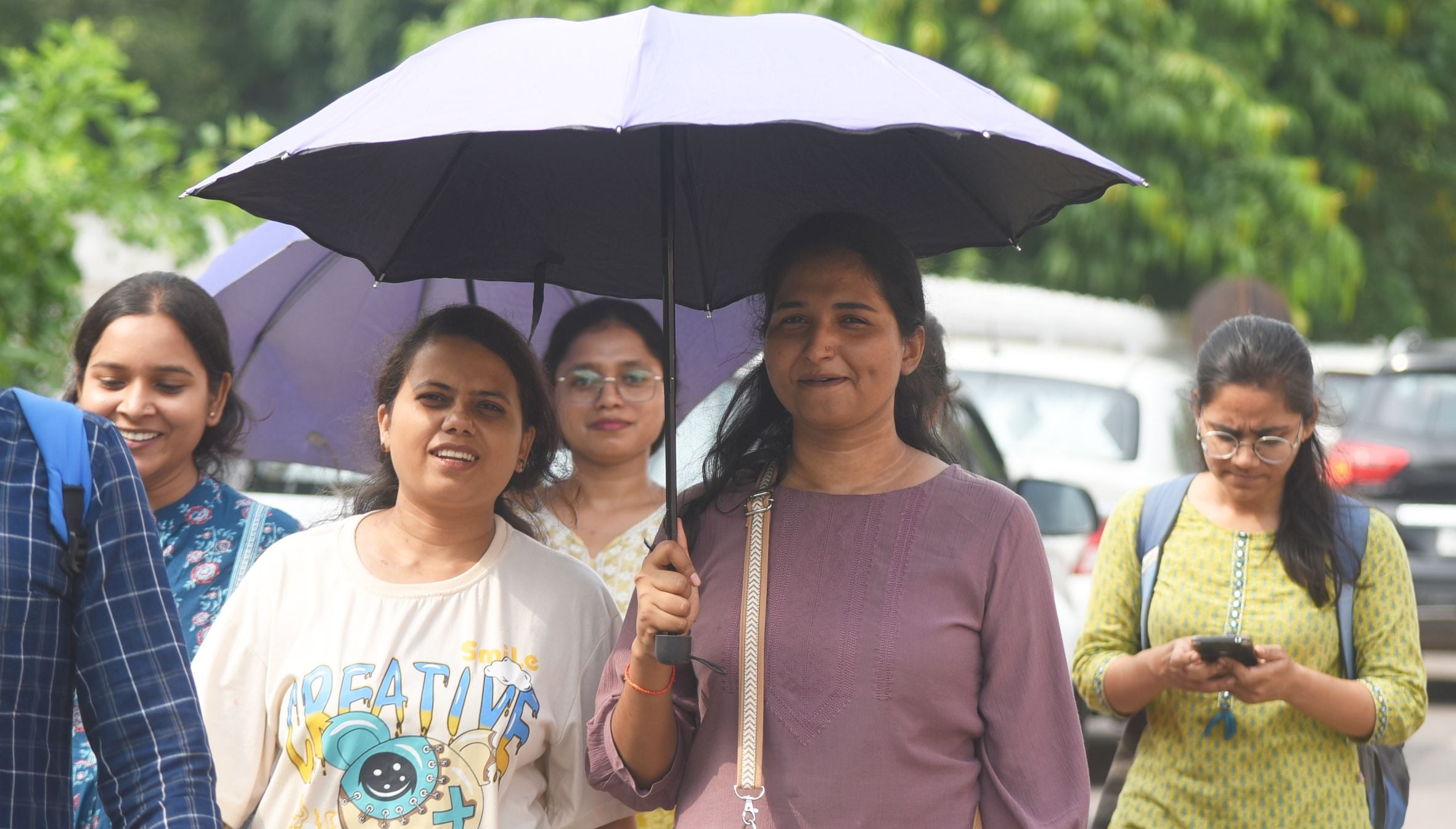 राजधानी में शुक्रवार को तेज धूप ने किया परेशान।
