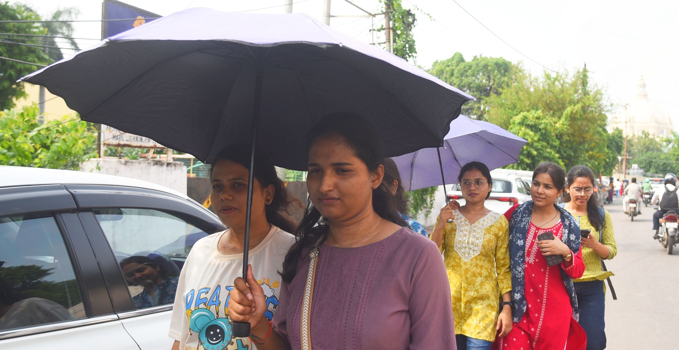 राजधानी में शुक्रवार को तेज धूप ने किया परेशान।