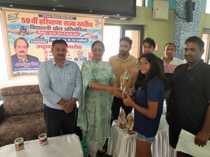 राज्य स्तरीय स्कूली तैराकी प्रतियोगिता में विजेता खिलाड़ी को ट्राफी देकर सम्मानित करती अंबाला राज्य स्तरीय स्कूली तैराकी प्रतियोगिता में विजेता खिलाड़ी को ट्राफी देकर सम्मानित करती अंबाला