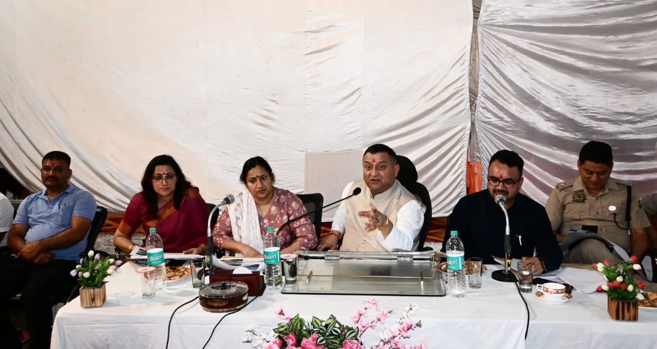 रेणुकाजी में मेले को आयोजन को लेकर बैठक की अध्यक्षता करते विधायक विनय कुमार। संवाद रेणुकाजी में मेले को आयोजन को लेकर बैठक की अध्यक्षता करते विधायक विनय कुमार। संवाद